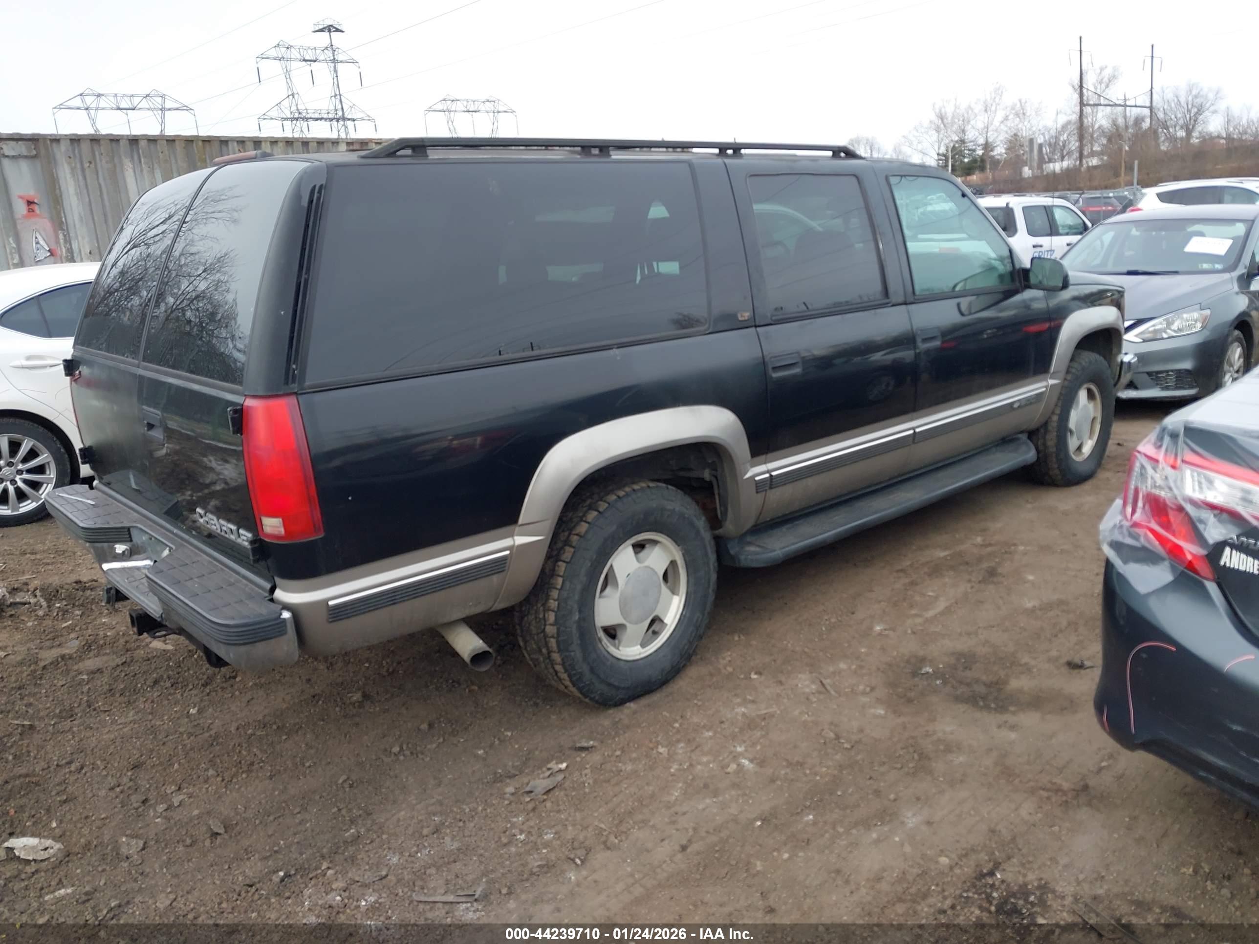 CHEVROLET SUBURBAN image 4