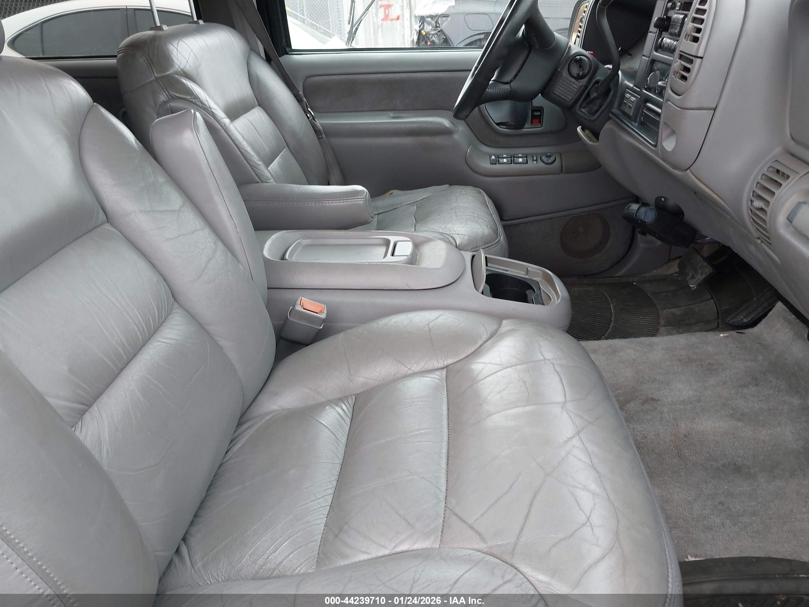 CHEVROLET SUBURBAN image 5