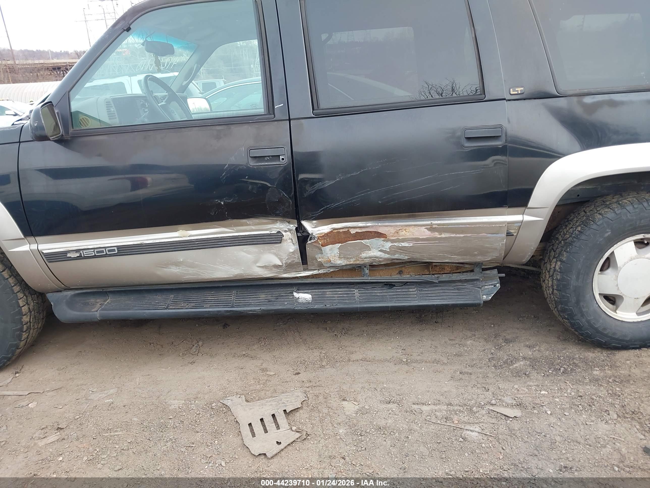 CHEVROLET SUBURBAN image 6