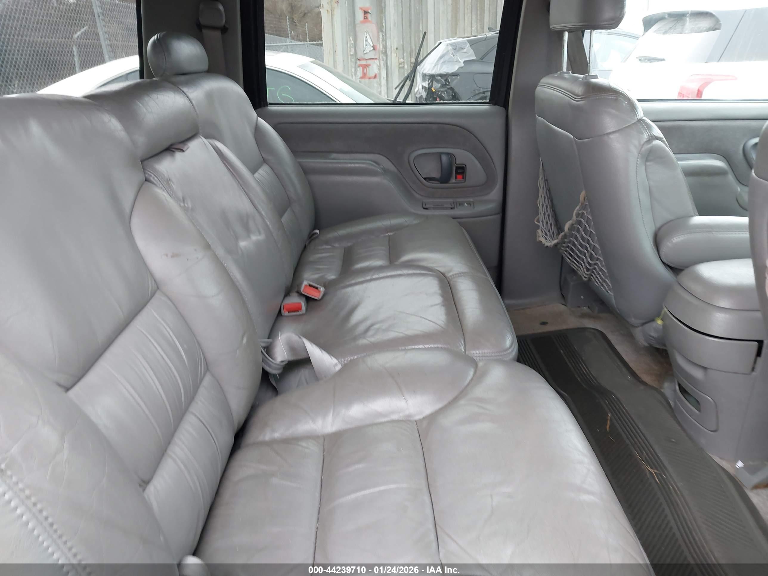 CHEVROLET SUBURBAN image 8