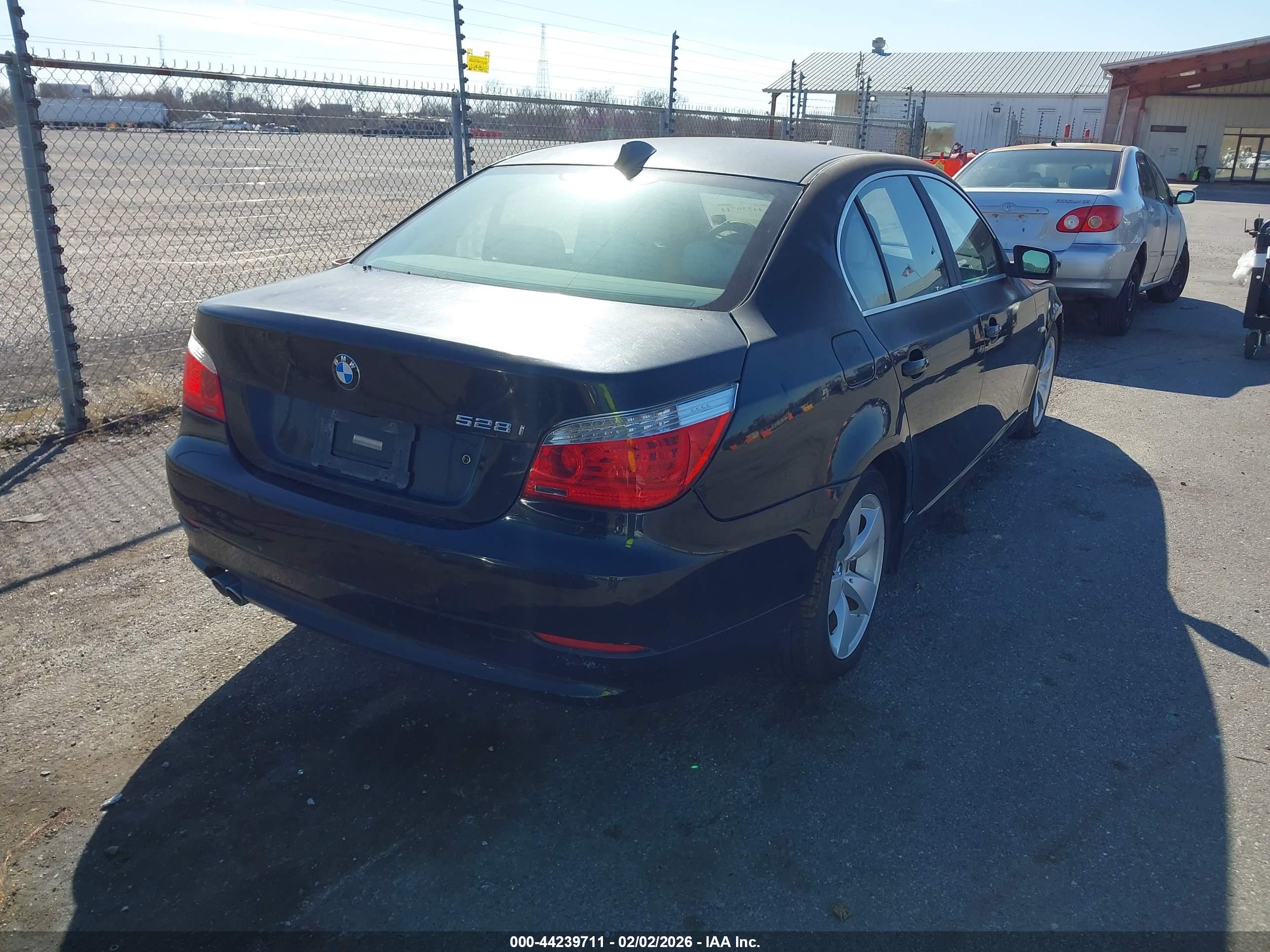 BMW 528I image 4