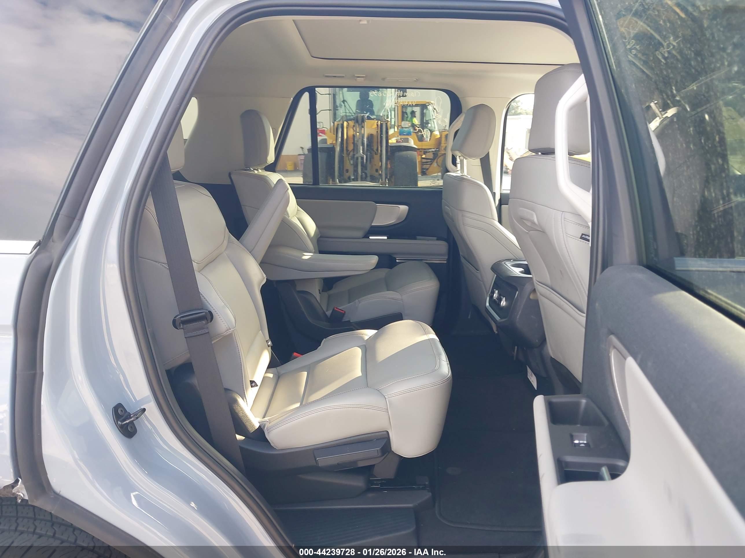 FORD EXPEDITION image 8