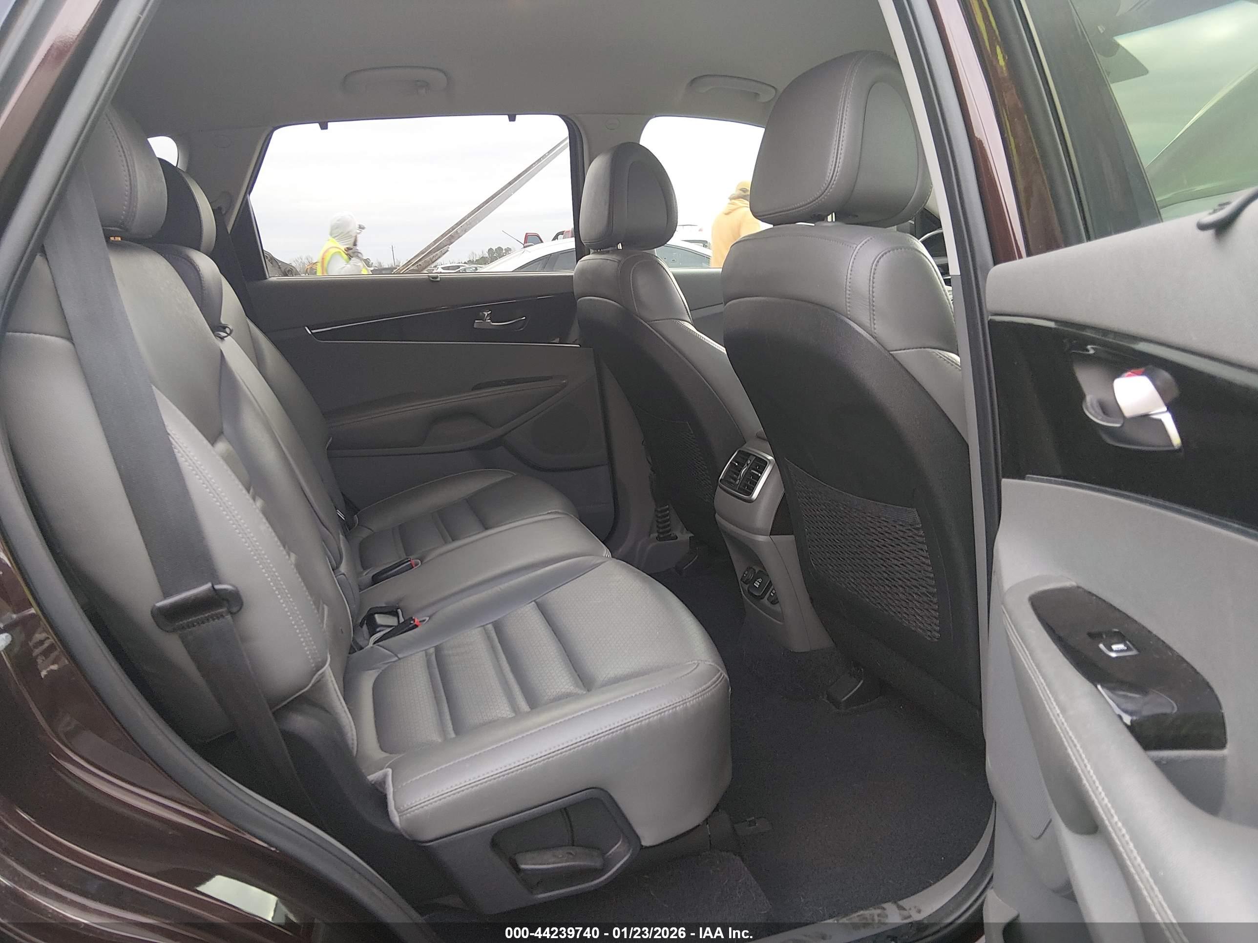 KIA SORENTO image 8