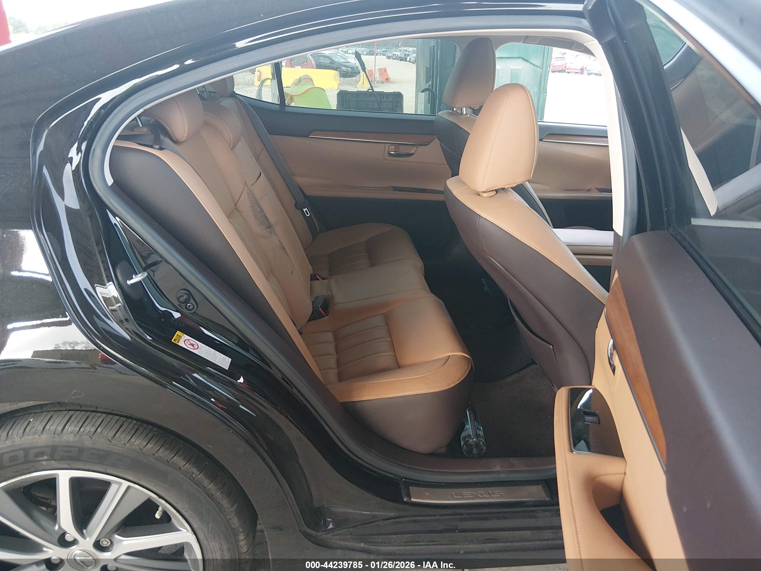 LEXUS ES image 8