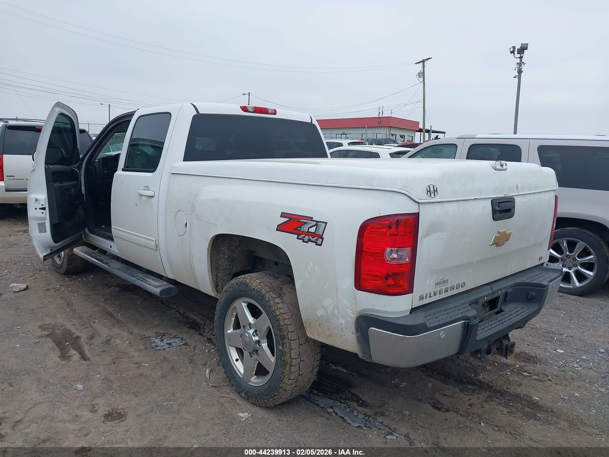 CHEVROLET SILVERADO image 3