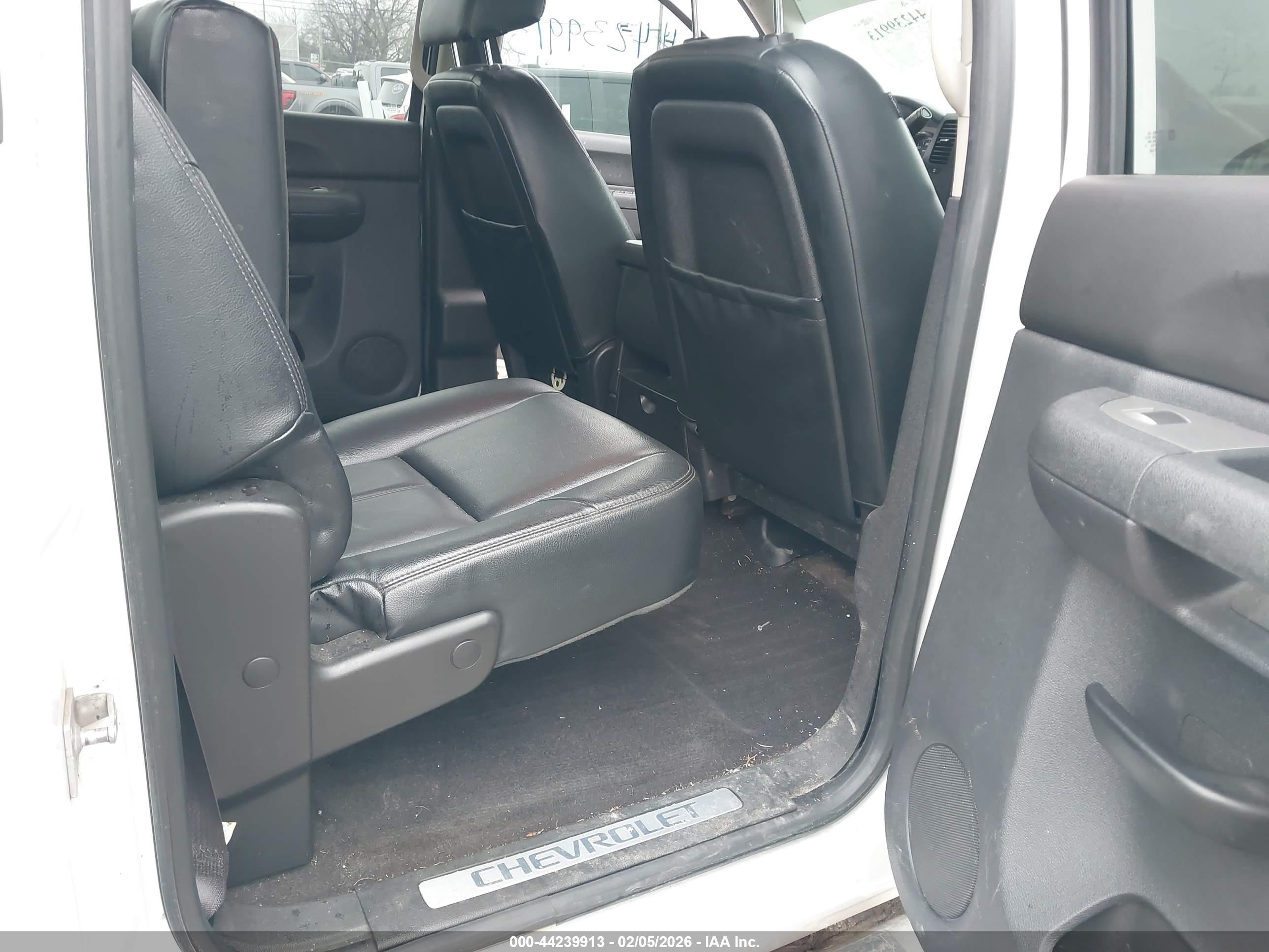 CHEVROLET SILVERADO image 8