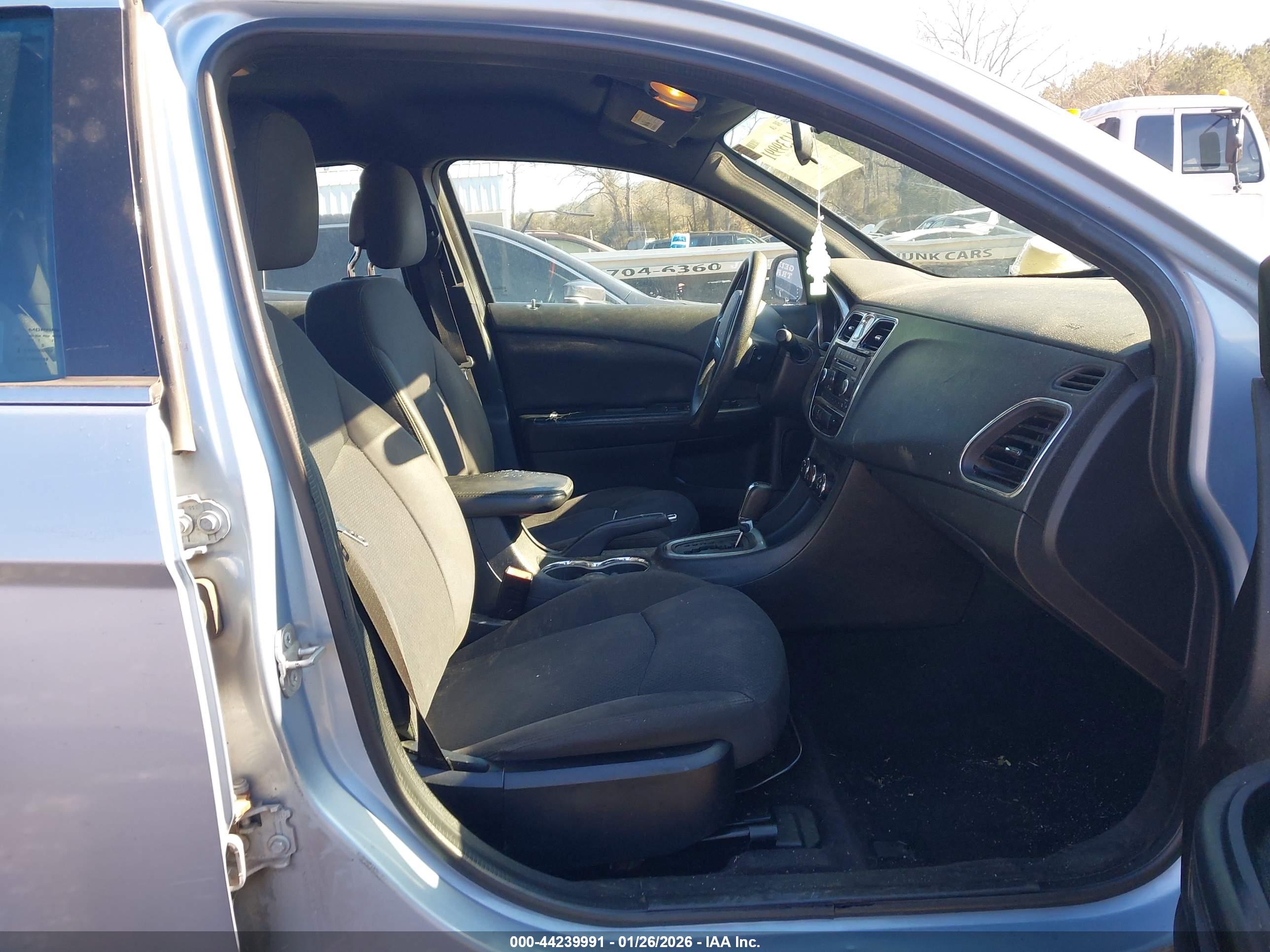 CHRYSLER 200 image 5