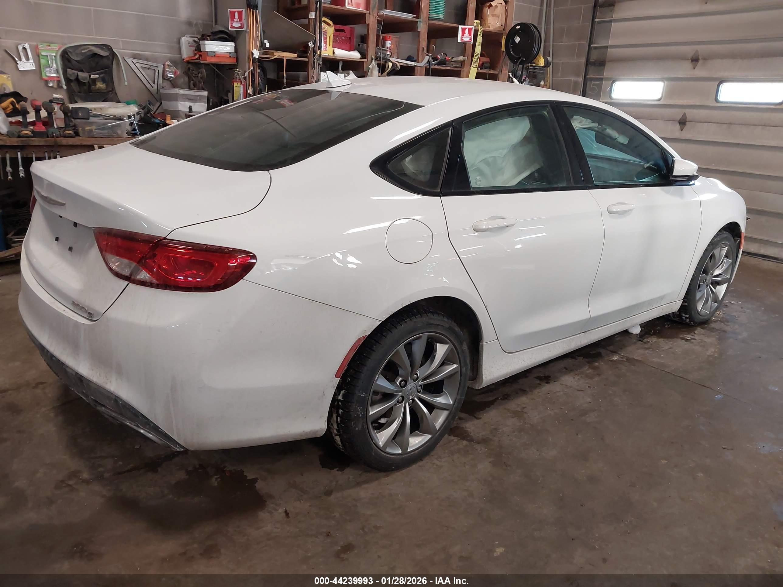 CHRYSLER 200 image 4