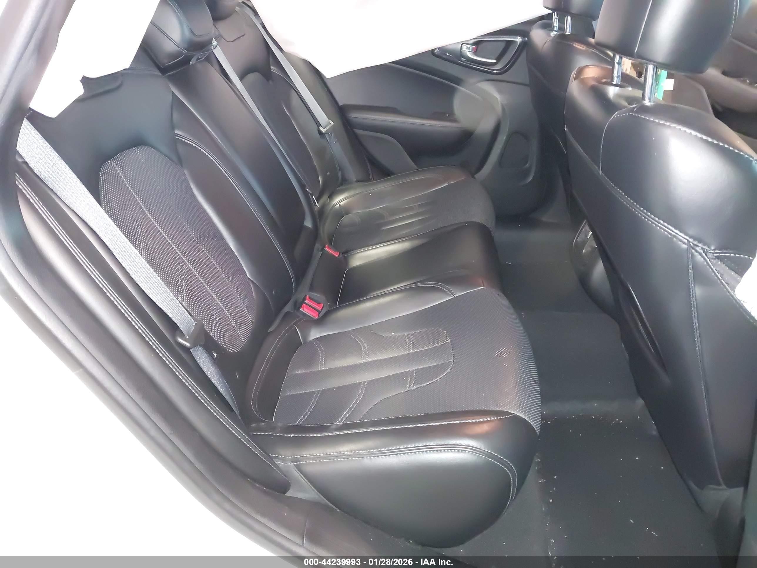 CHRYSLER 200 image 8