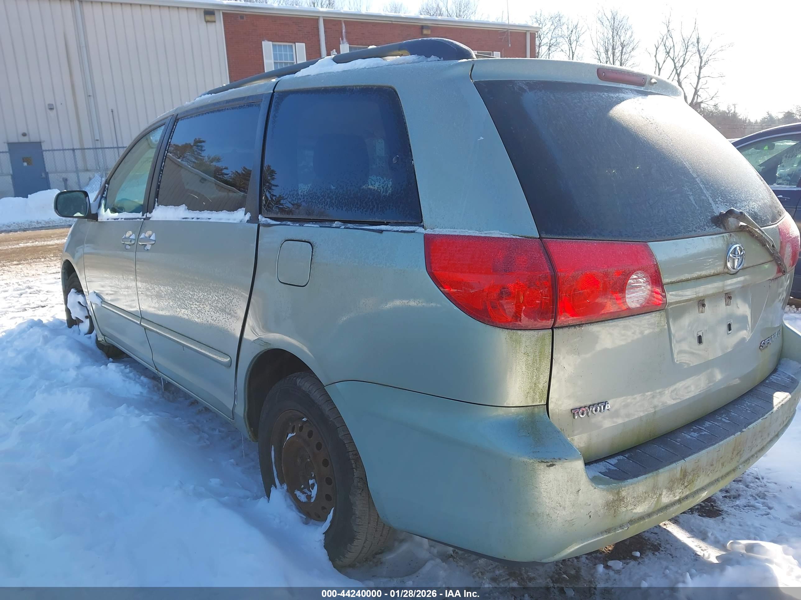 TOYOTA SIENNA image 3
