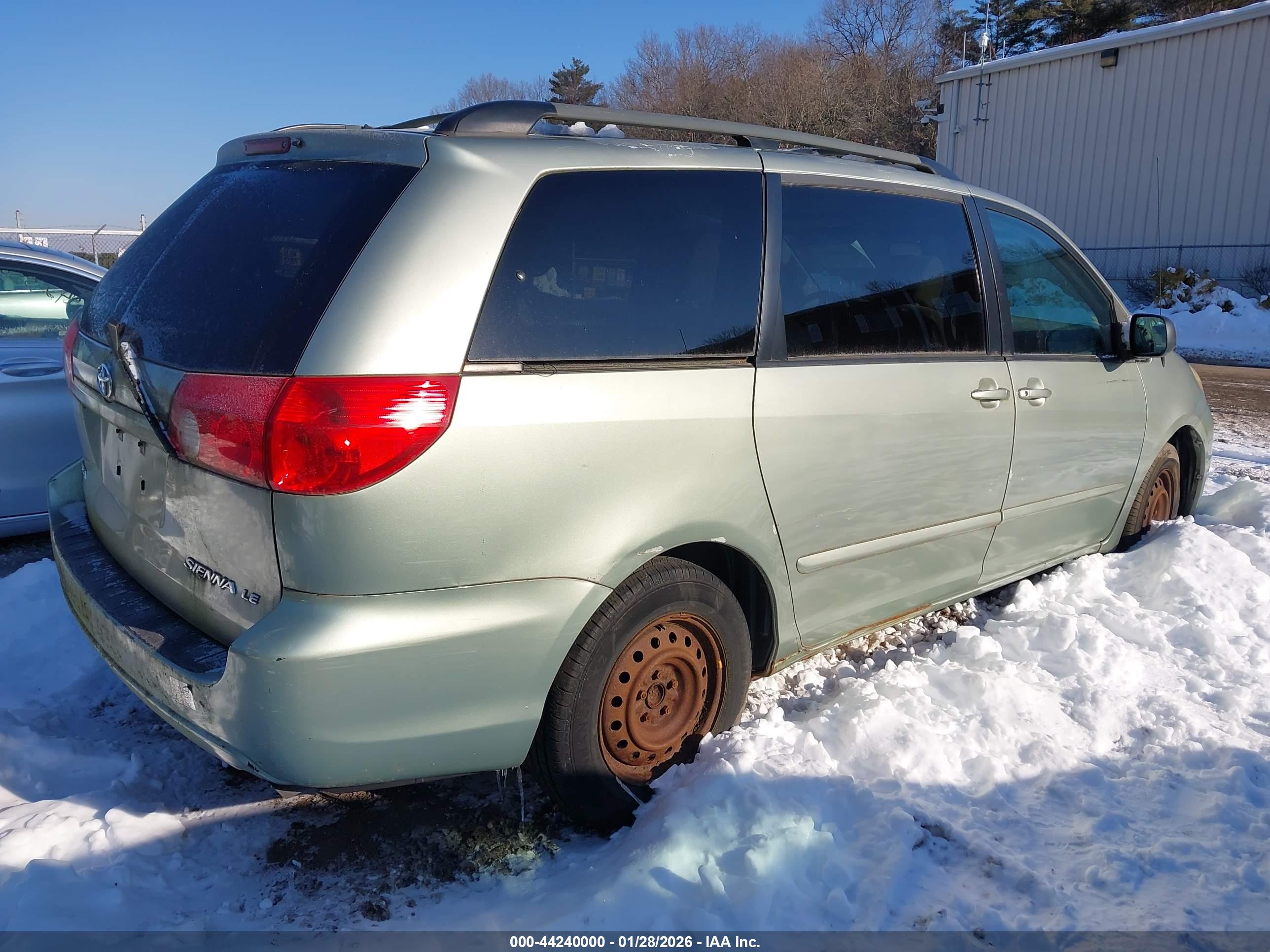 TOYOTA SIENNA image 4