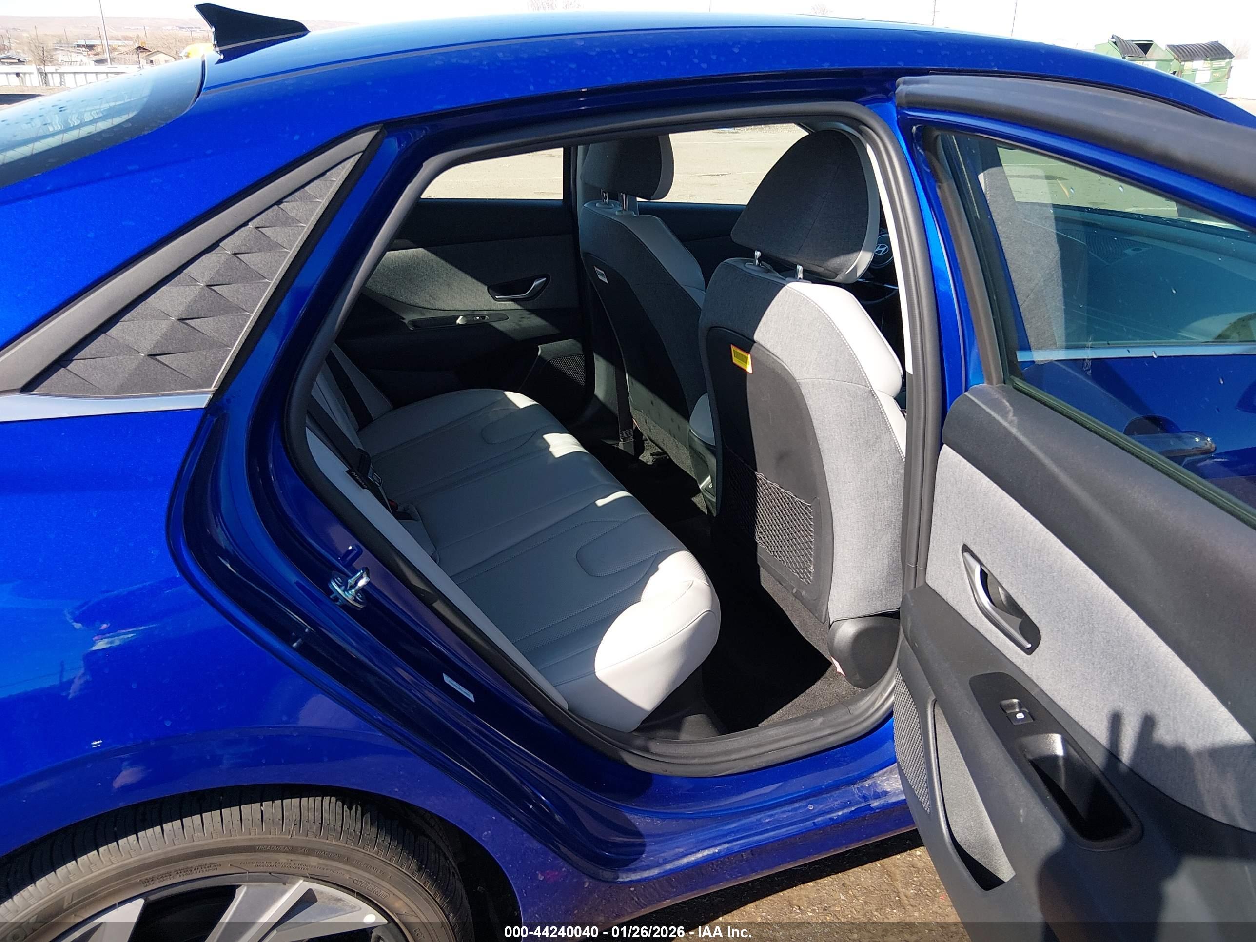 HYUNDAI ELANTRA image 8