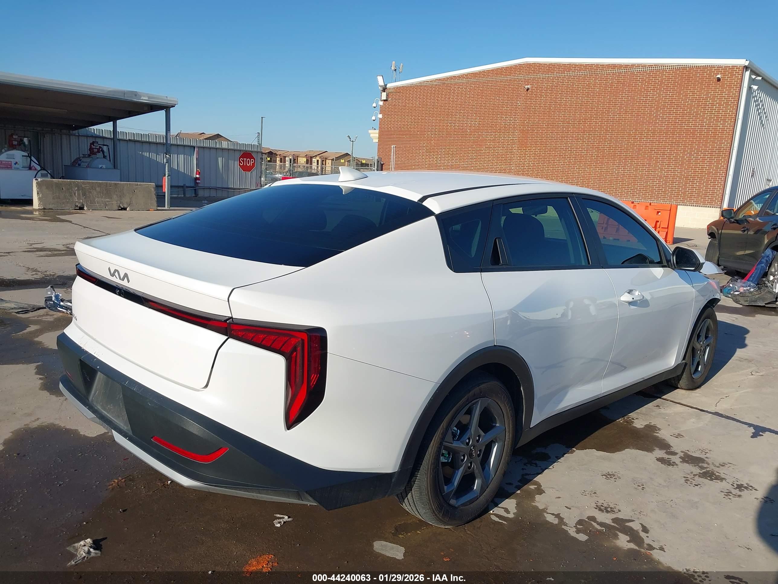 KIA K4 image 4