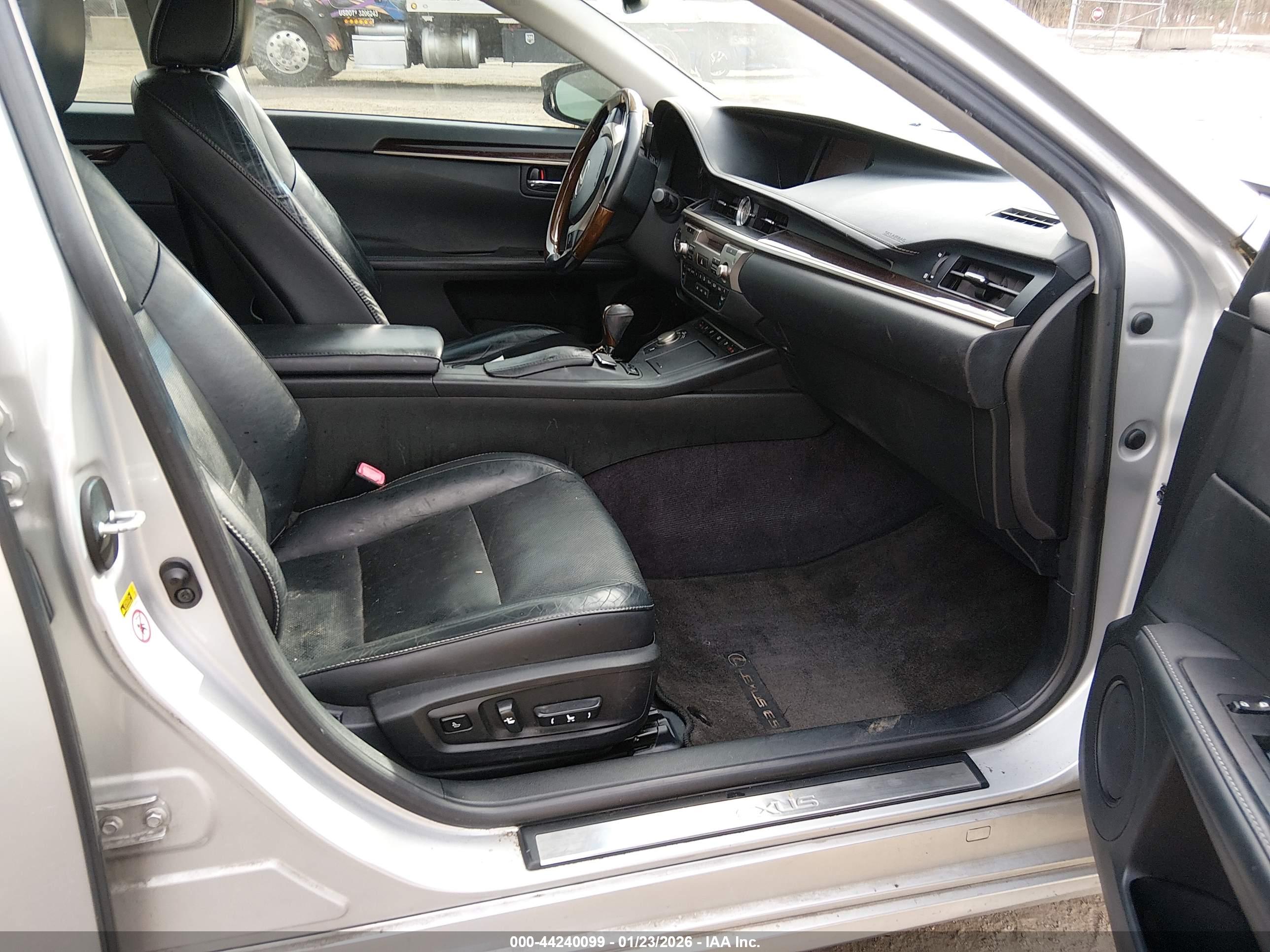 LEXUS ES image 5