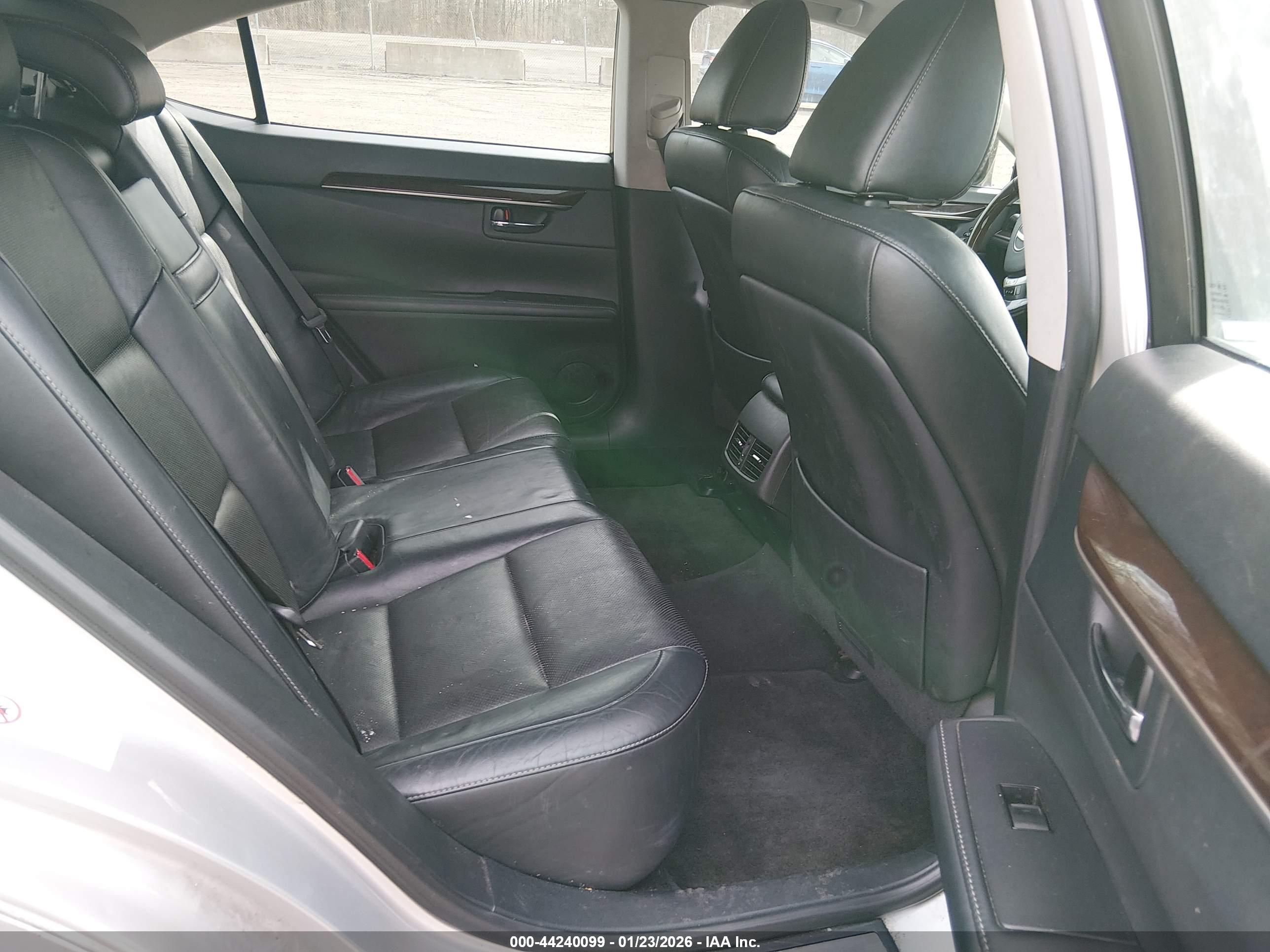 LEXUS ES image 8