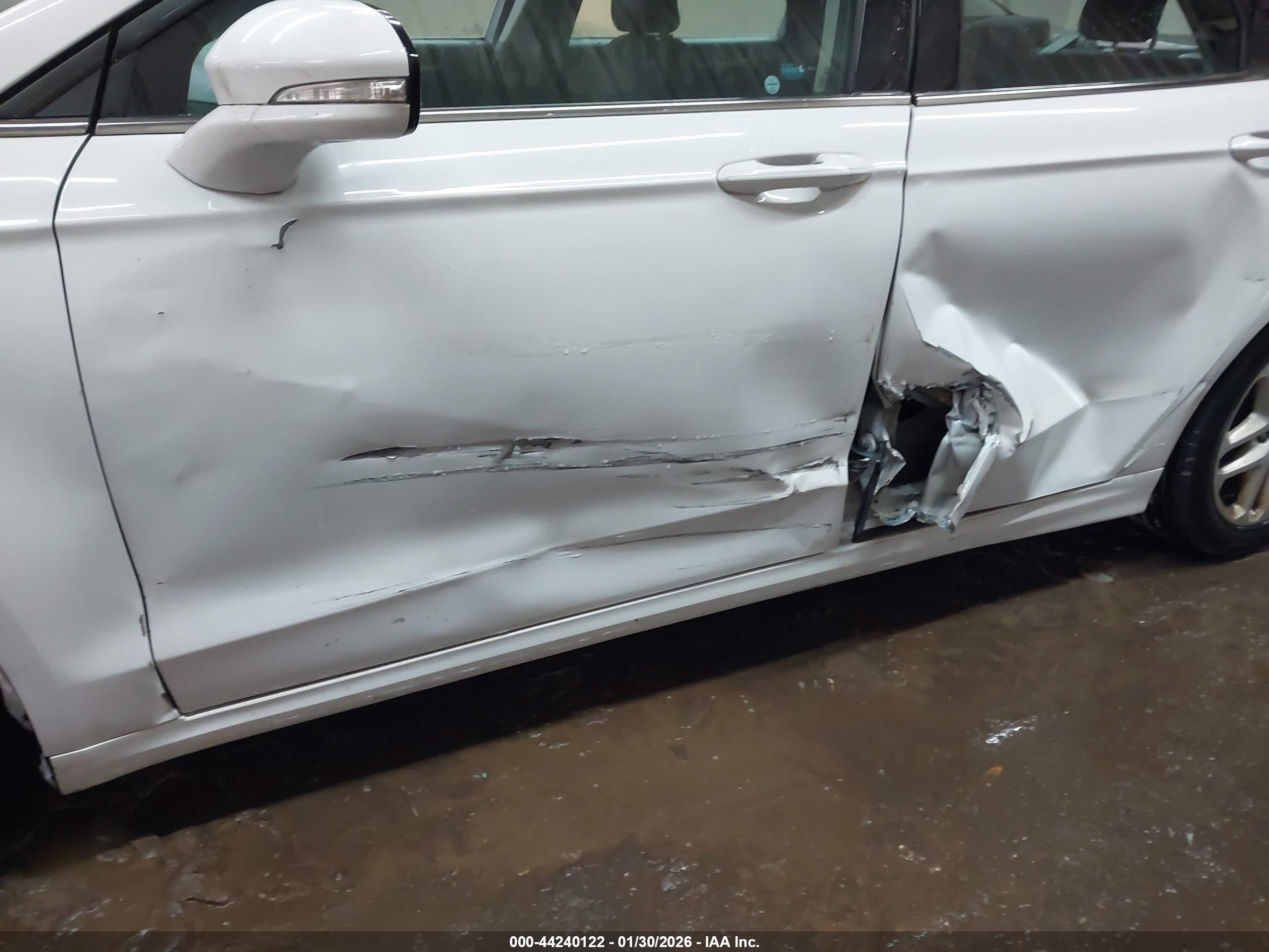 FORD FUSION image 6