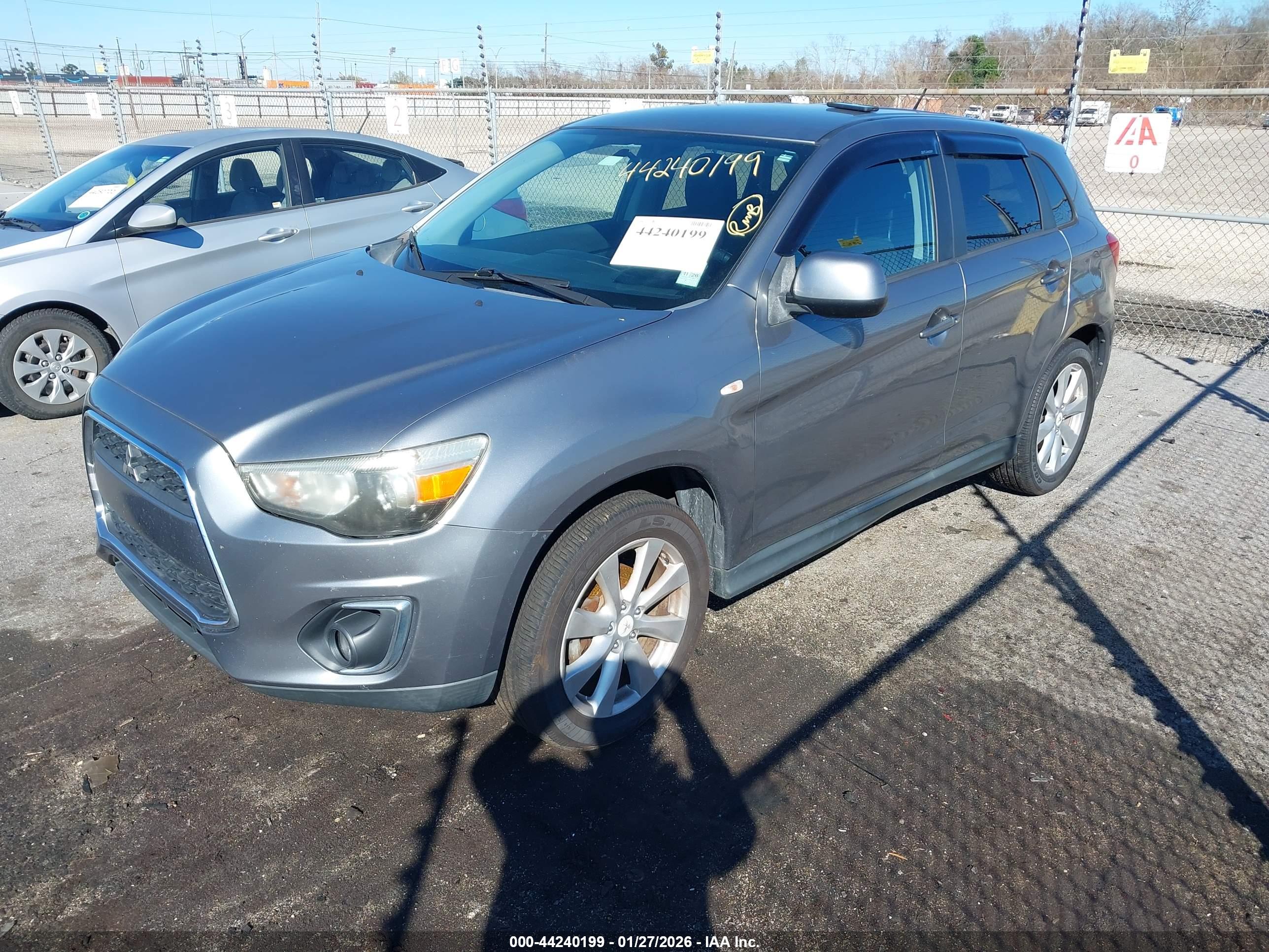 MITSUBISHI OUTLANDER image 2