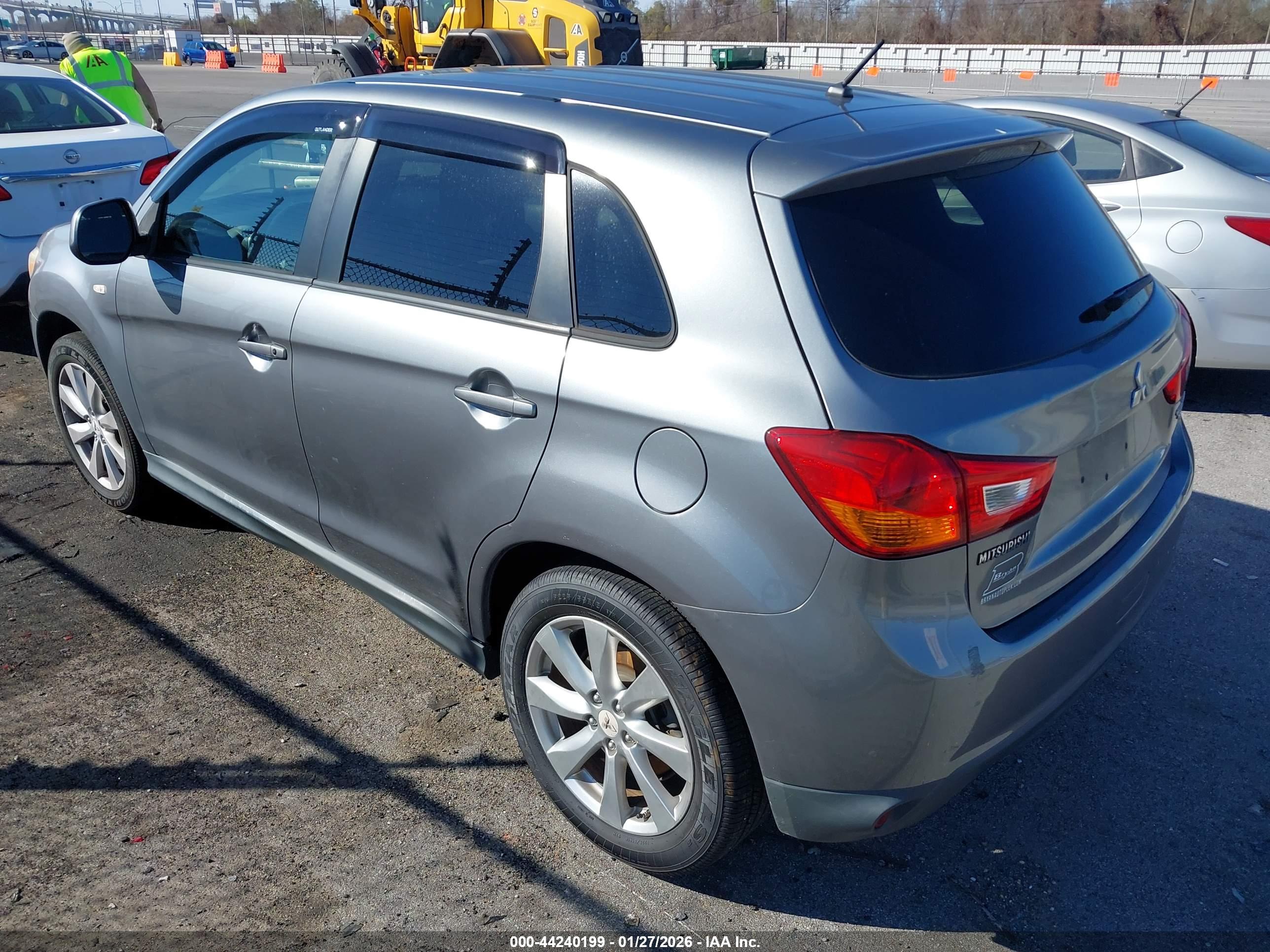 MITSUBISHI OUTLANDER image 3