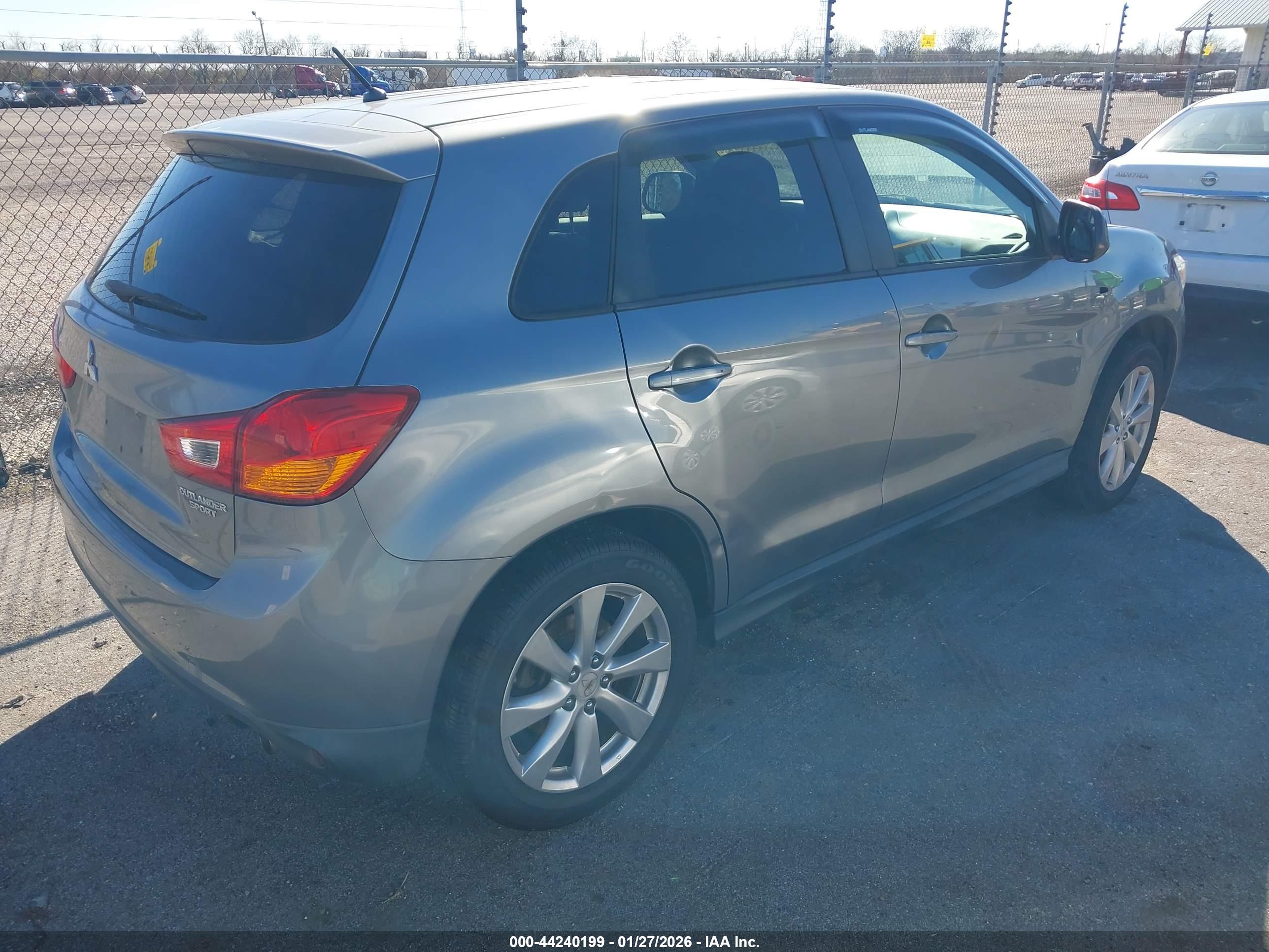 MITSUBISHI OUTLANDER image 4