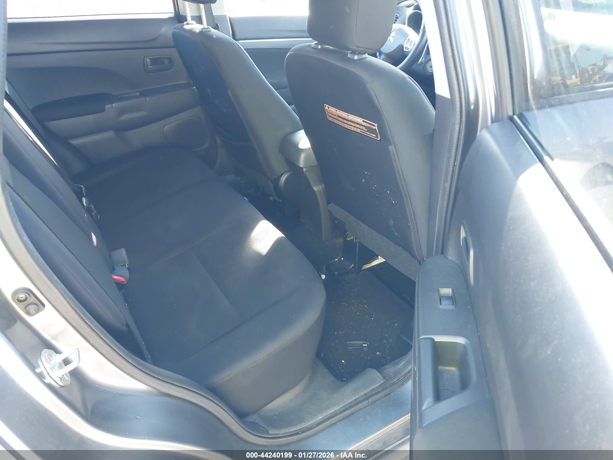 MITSUBISHI OUTLANDER image 8