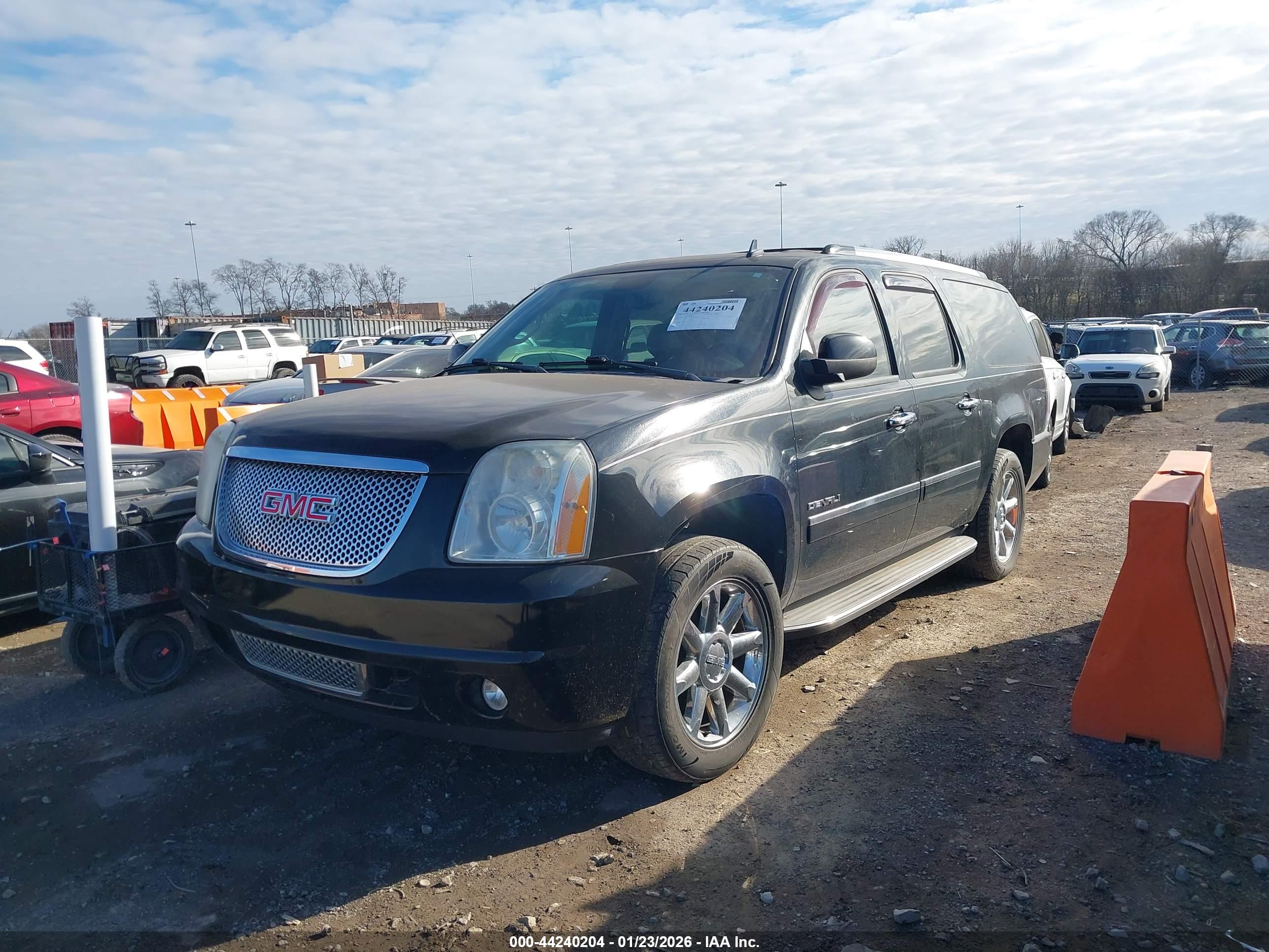 GMC YUKON image 2