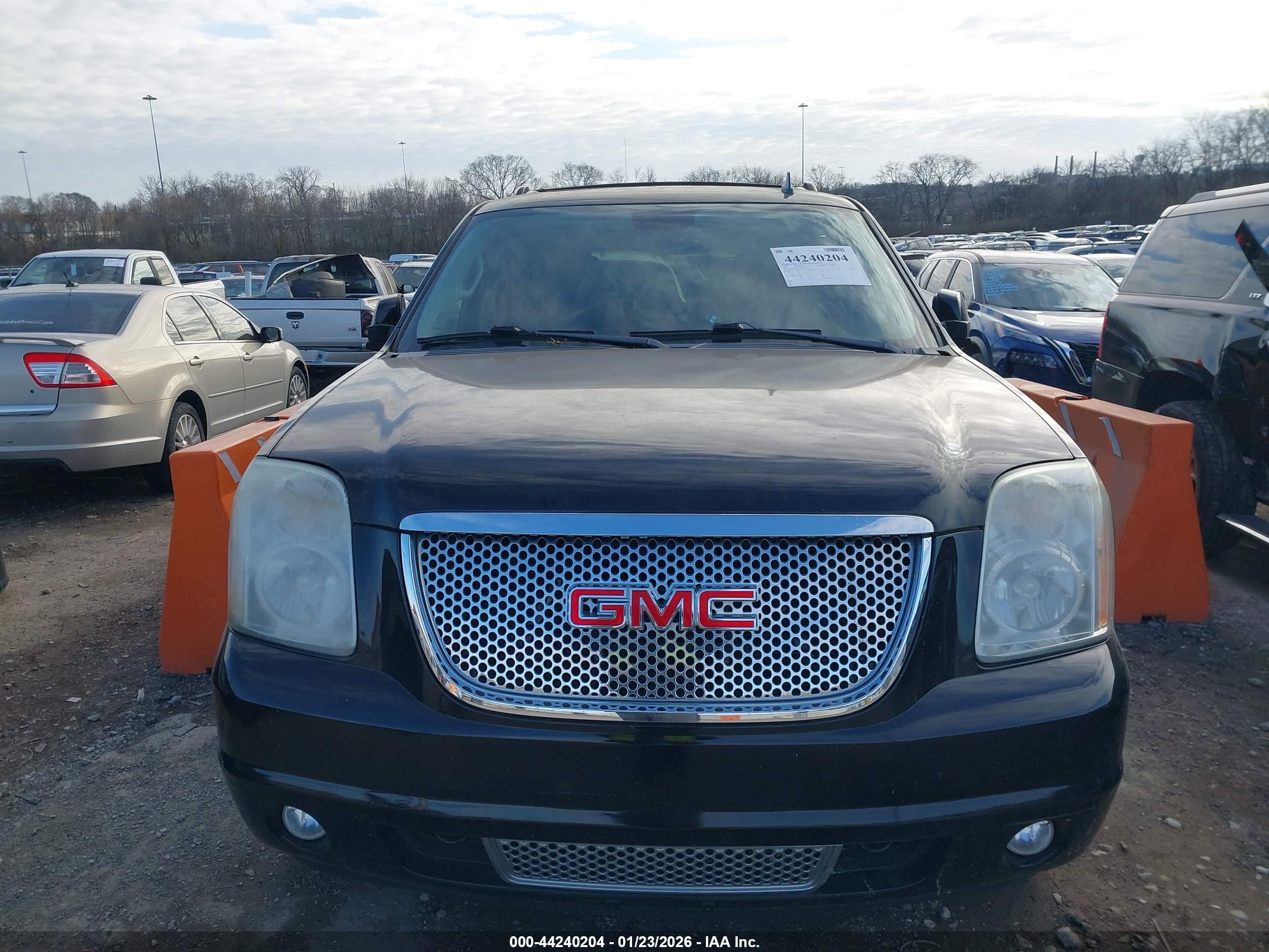 GMC YUKON image 6