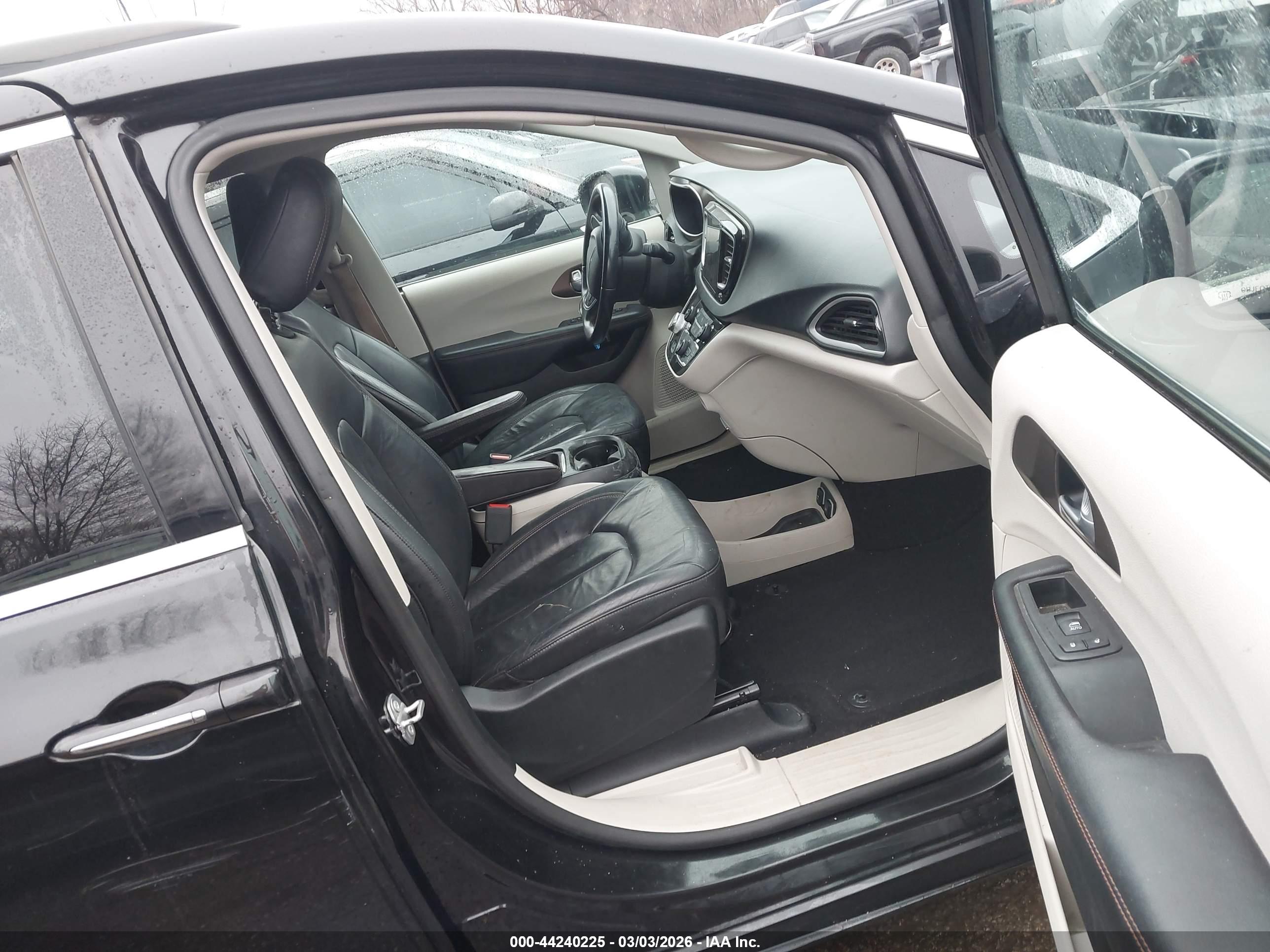 CHRYSLER PACIFICA image 5