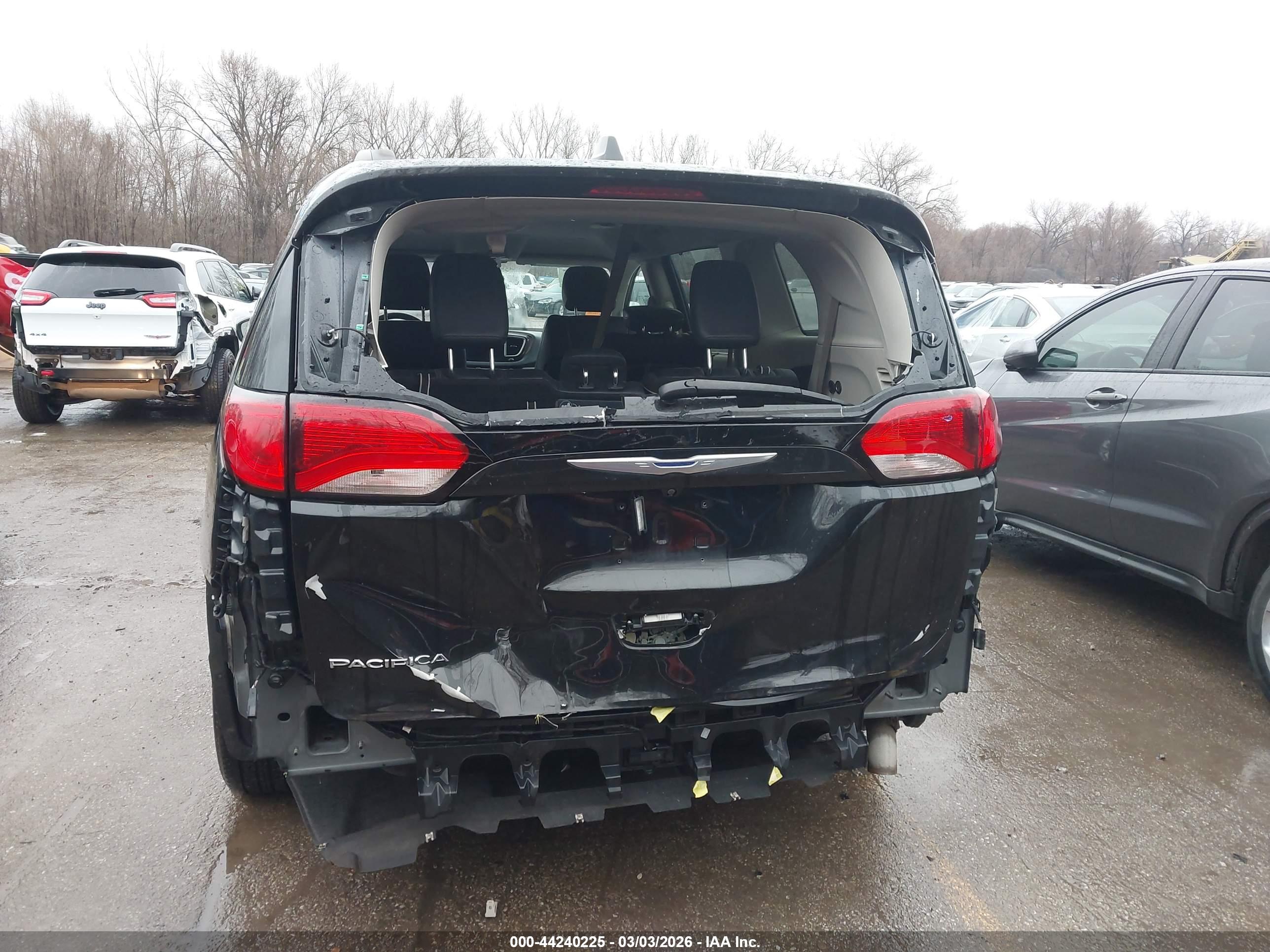 CHRYSLER PACIFICA image 6