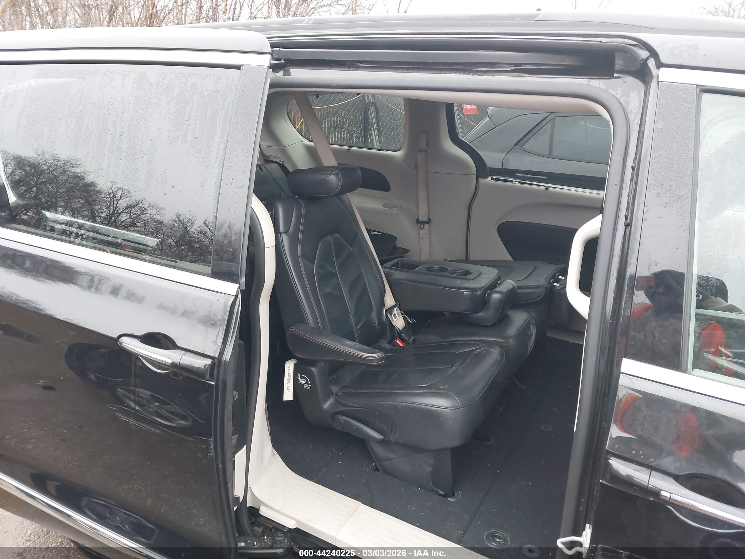 CHRYSLER PACIFICA image 8