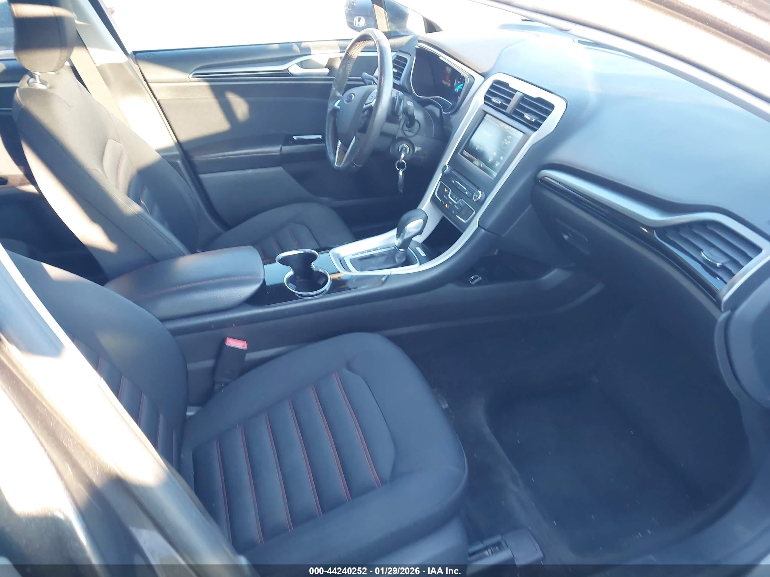 FORD FUSION image 5