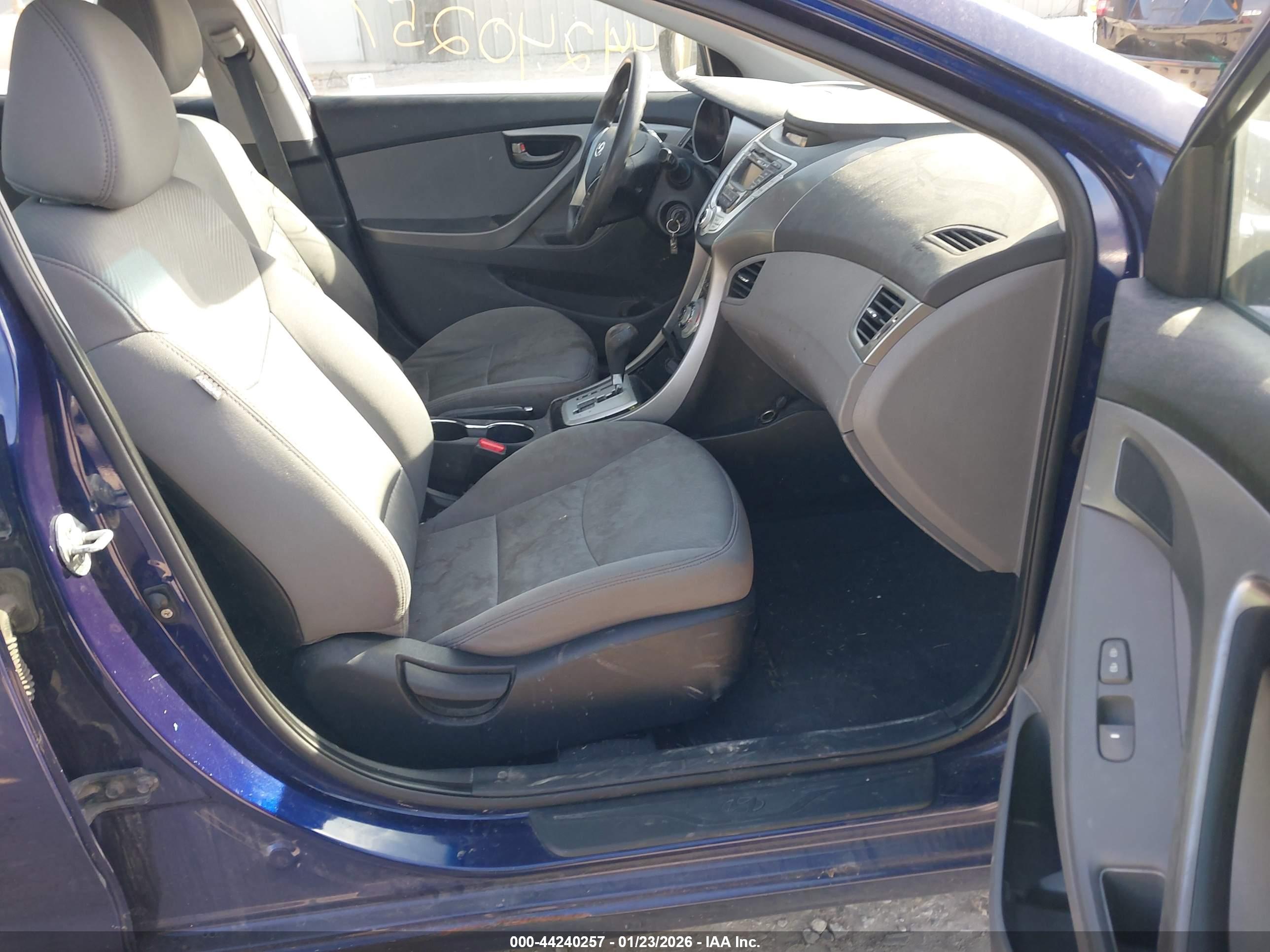 HYUNDAI ELANTRA image 5