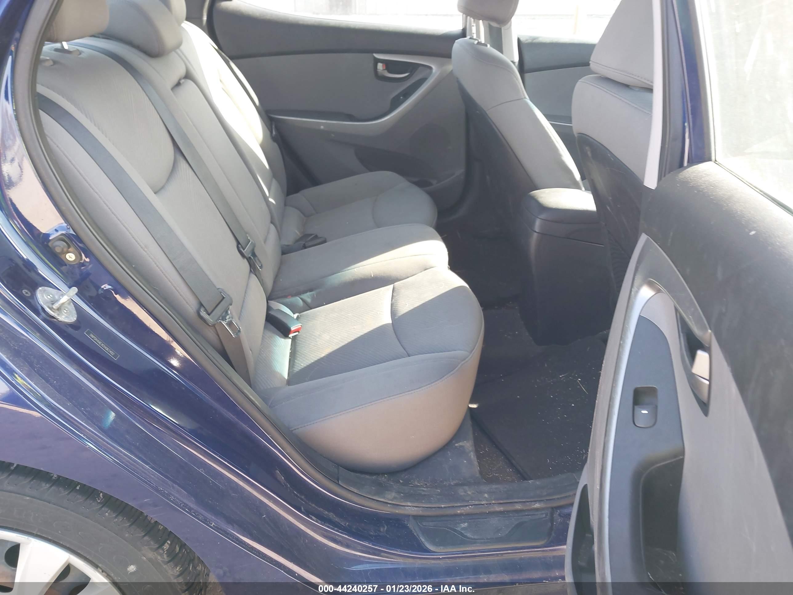 HYUNDAI ELANTRA image 8