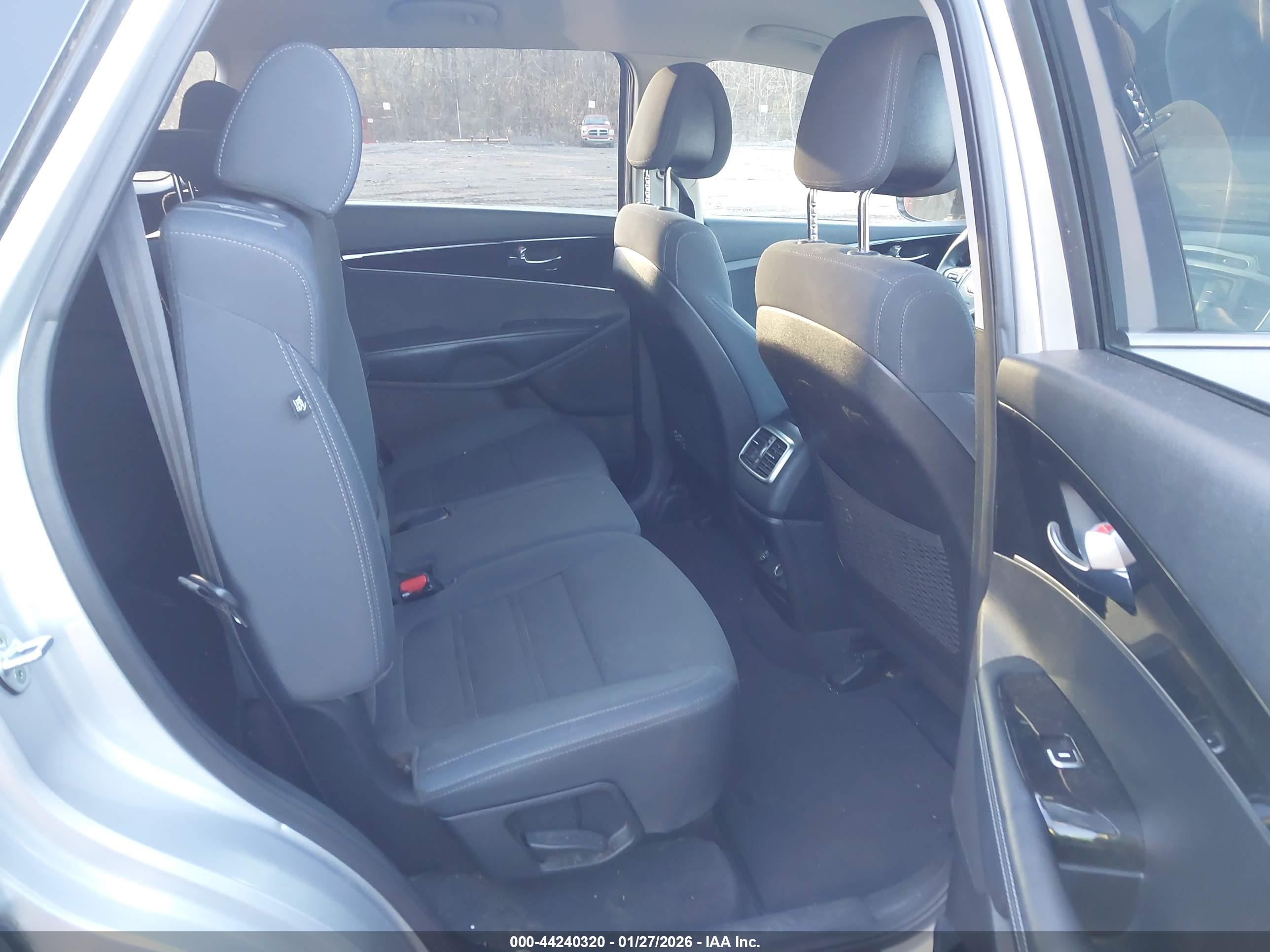 KIA SORENTO image 8
