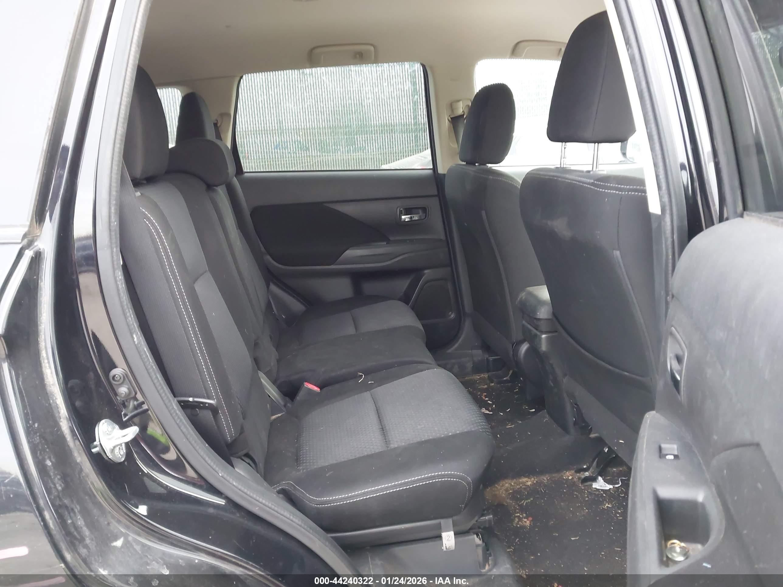 MITSUBISHI OUTLANDER image 8