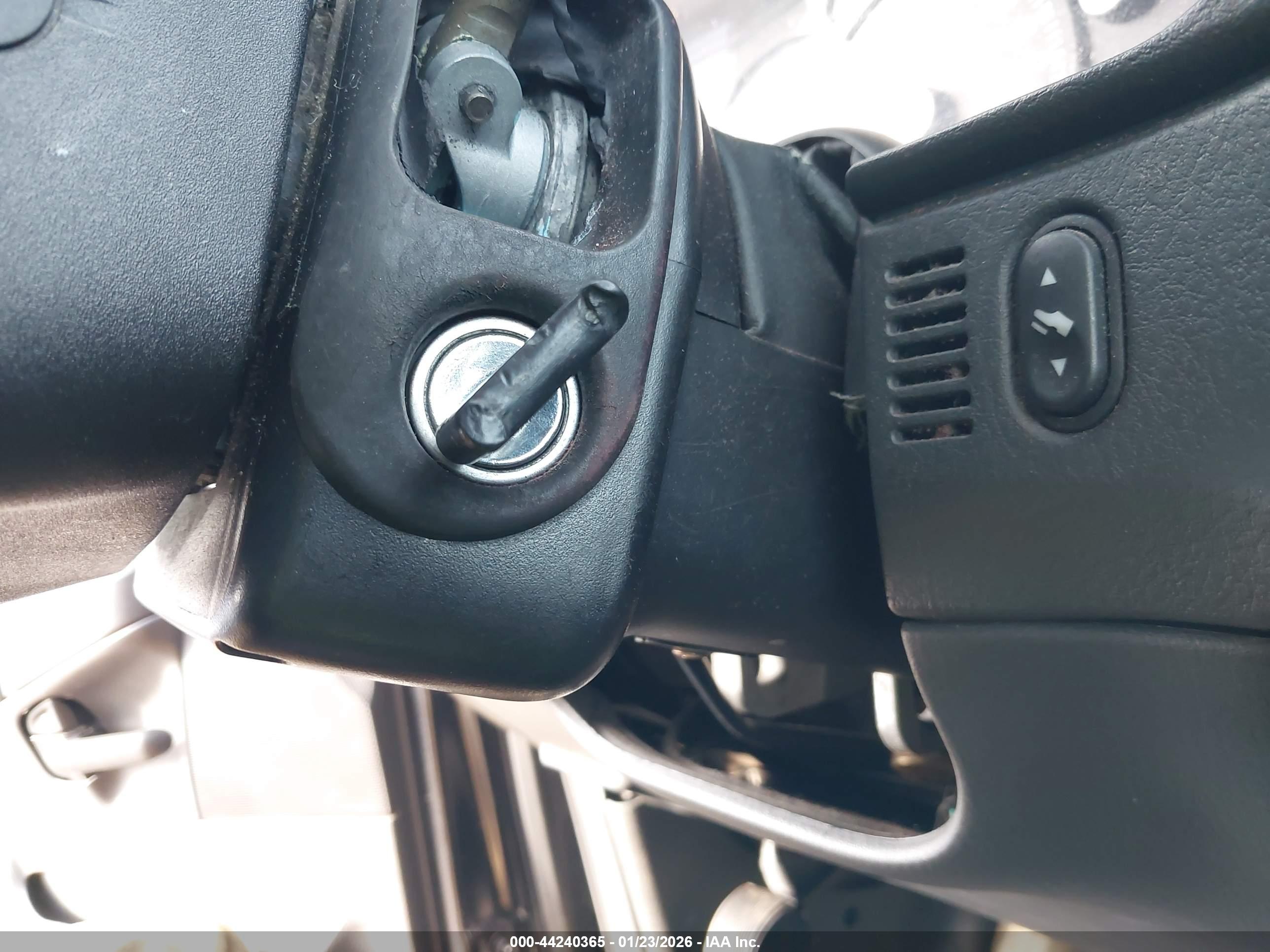 FORD EXPLORER image 11