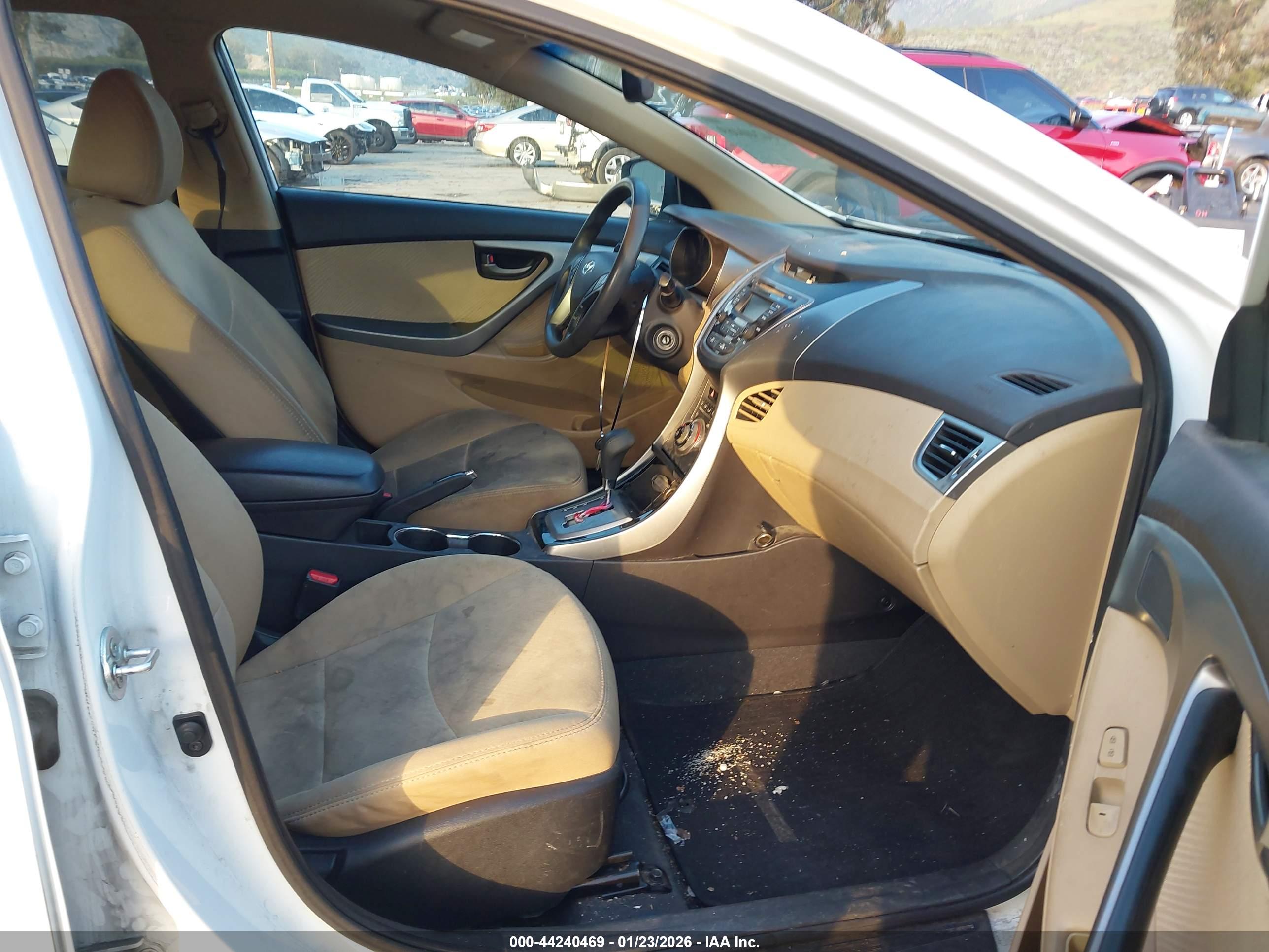 HYUNDAI ELANTRA image 5
