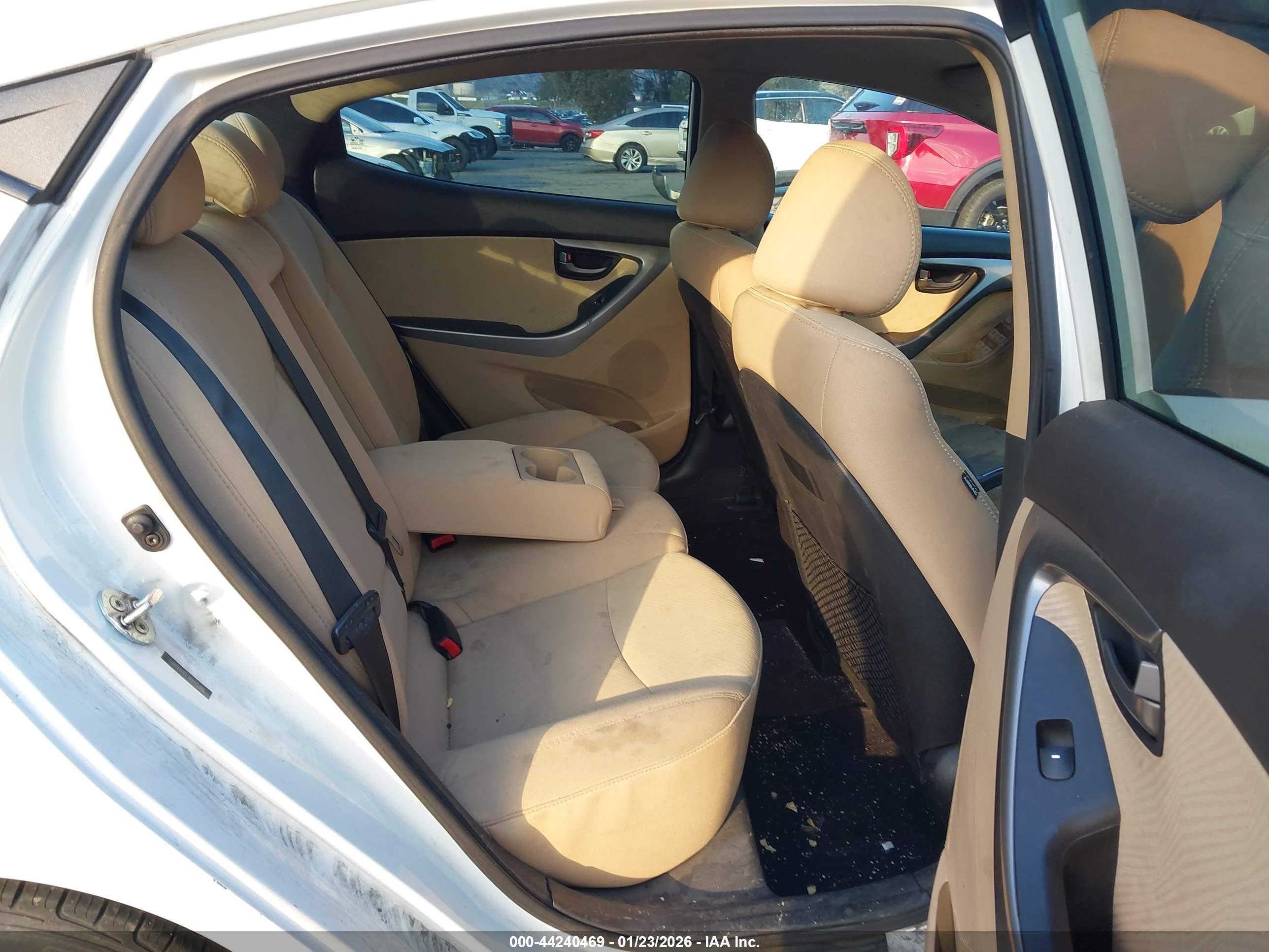 HYUNDAI ELANTRA image 8