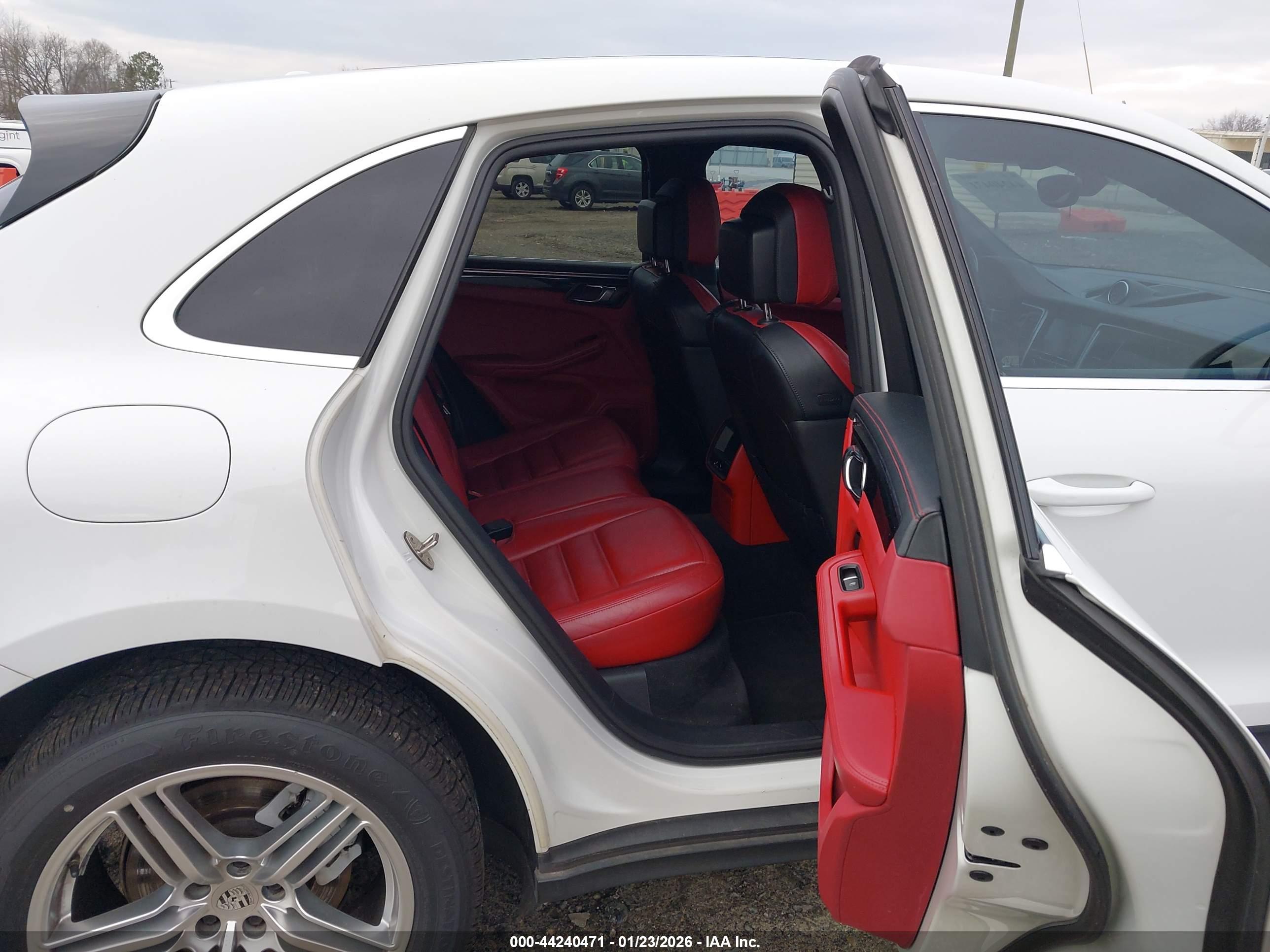 PORSCHE MACAN image 8