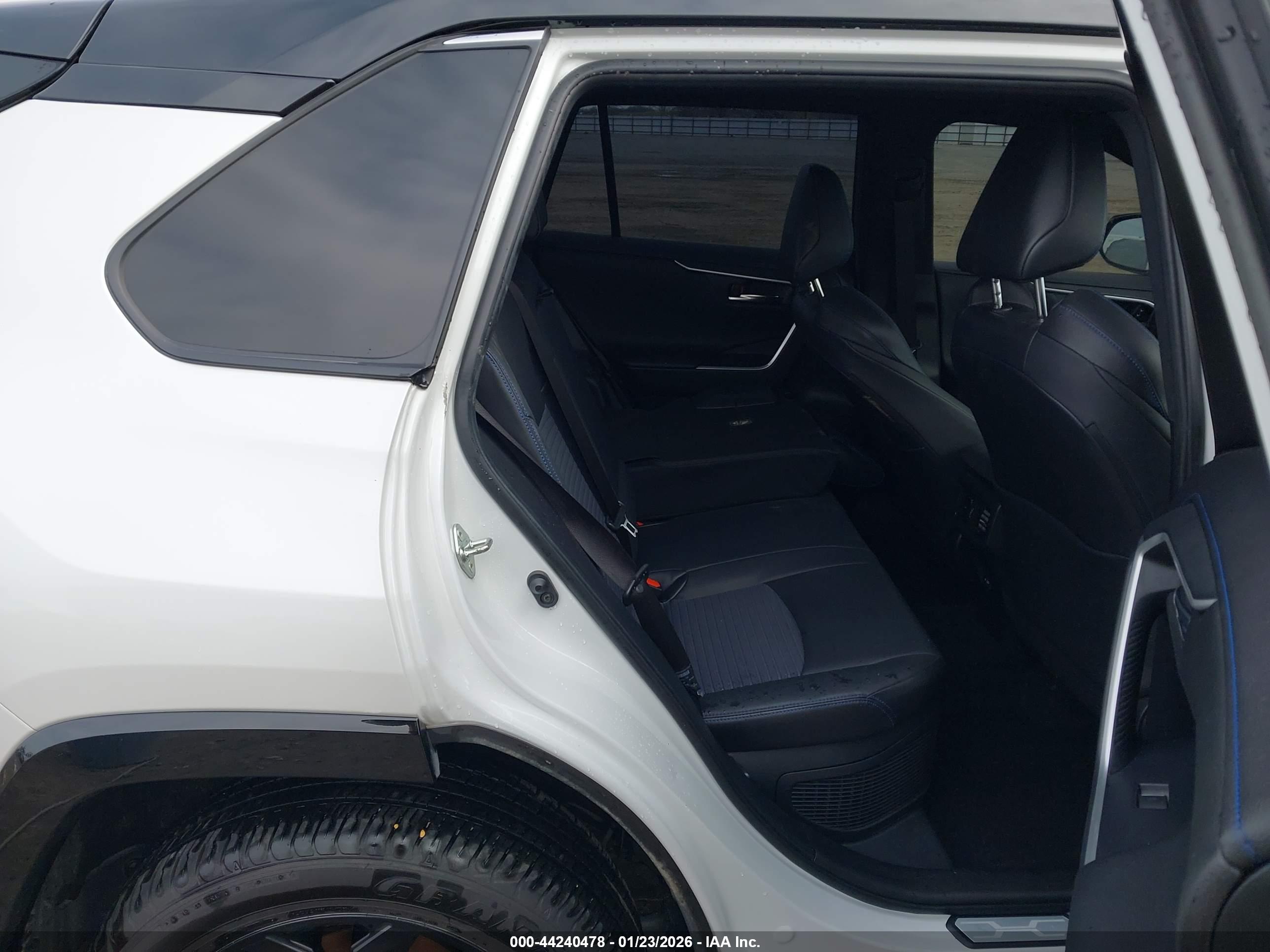 TOYOTA RAV4 image 8