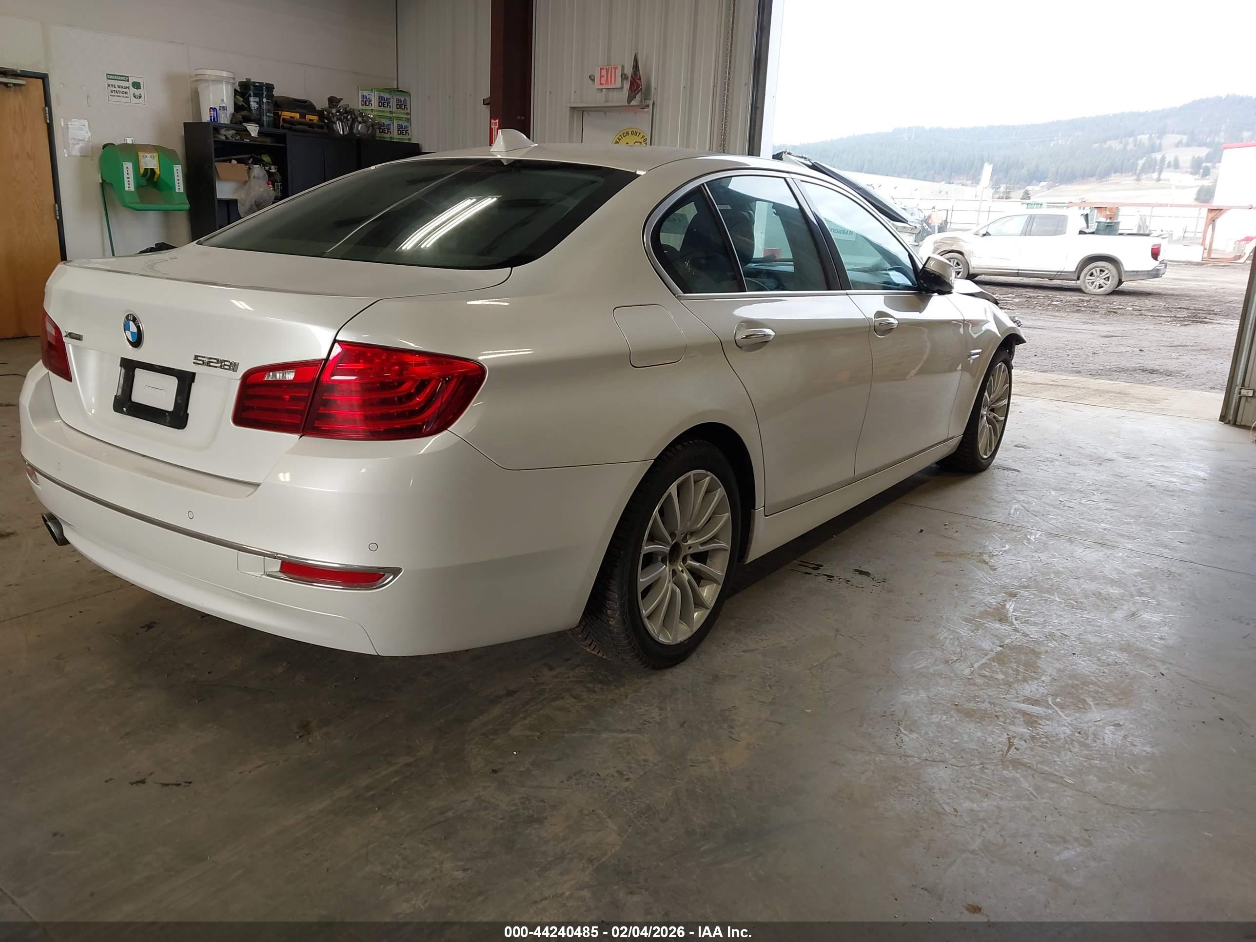 BMW 528I image 4