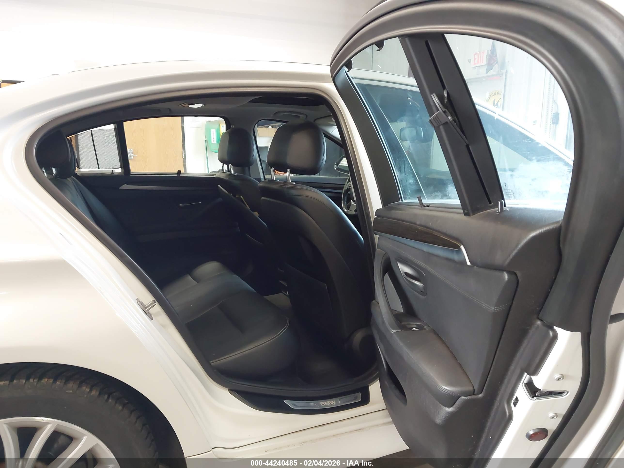 BMW 528I image 8