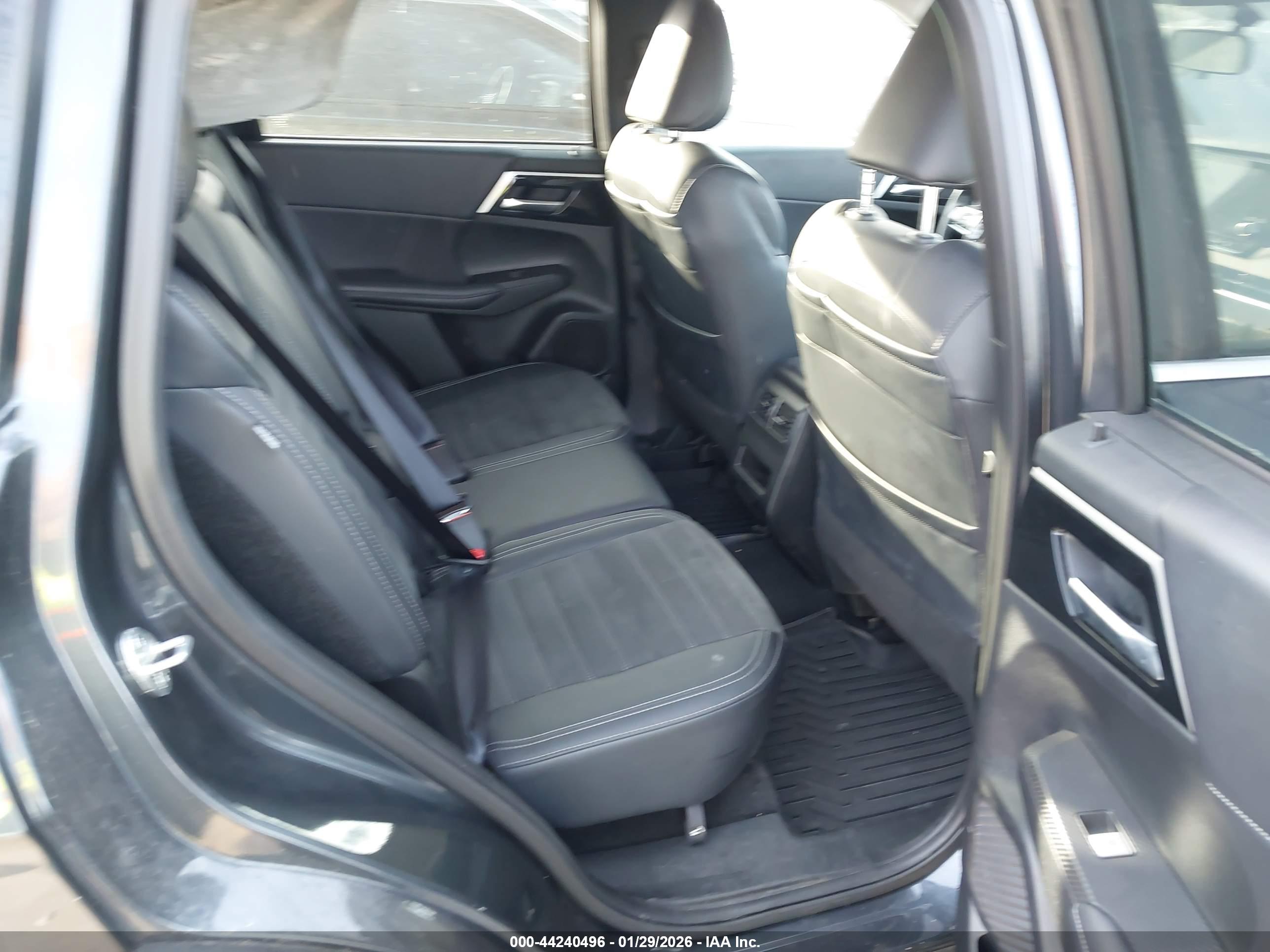 MITSUBISHI OUTLANDER image 8