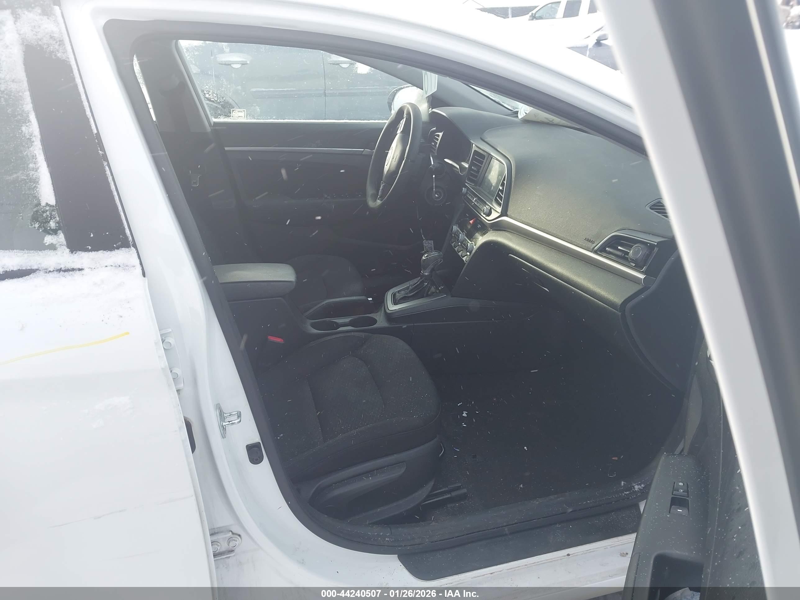 HYUNDAI ELANTRA image 5