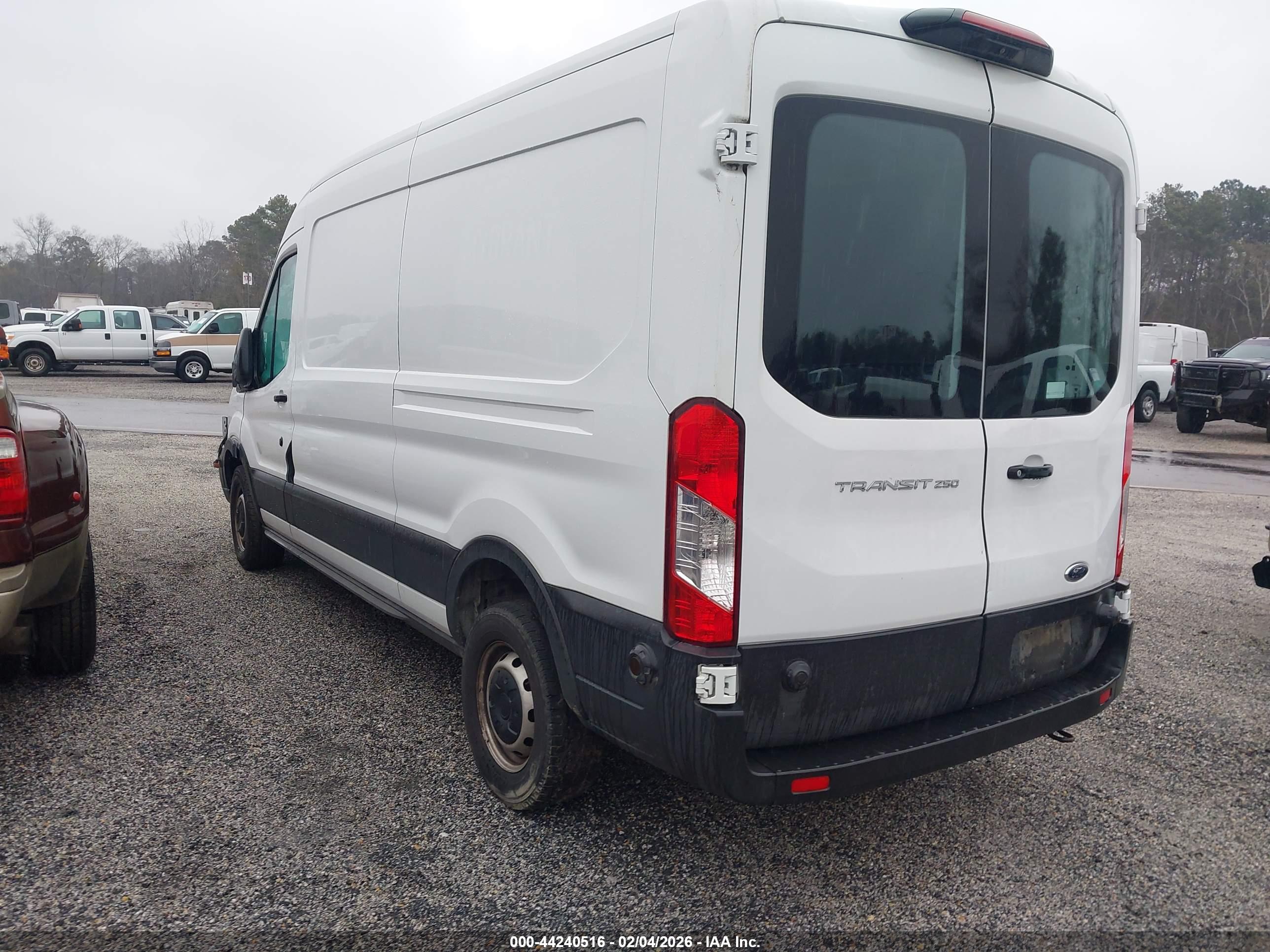 FORD TRANSIT-250 image 3