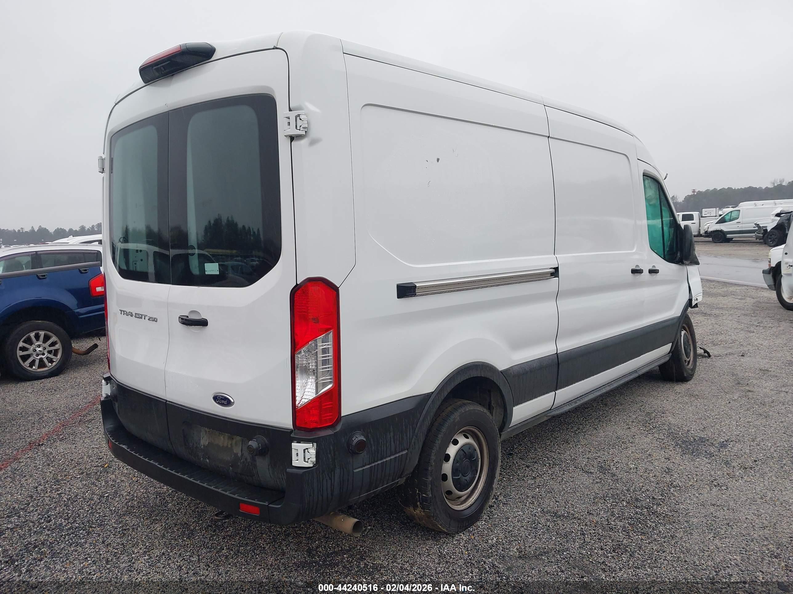 FORD TRANSIT-250 image 4