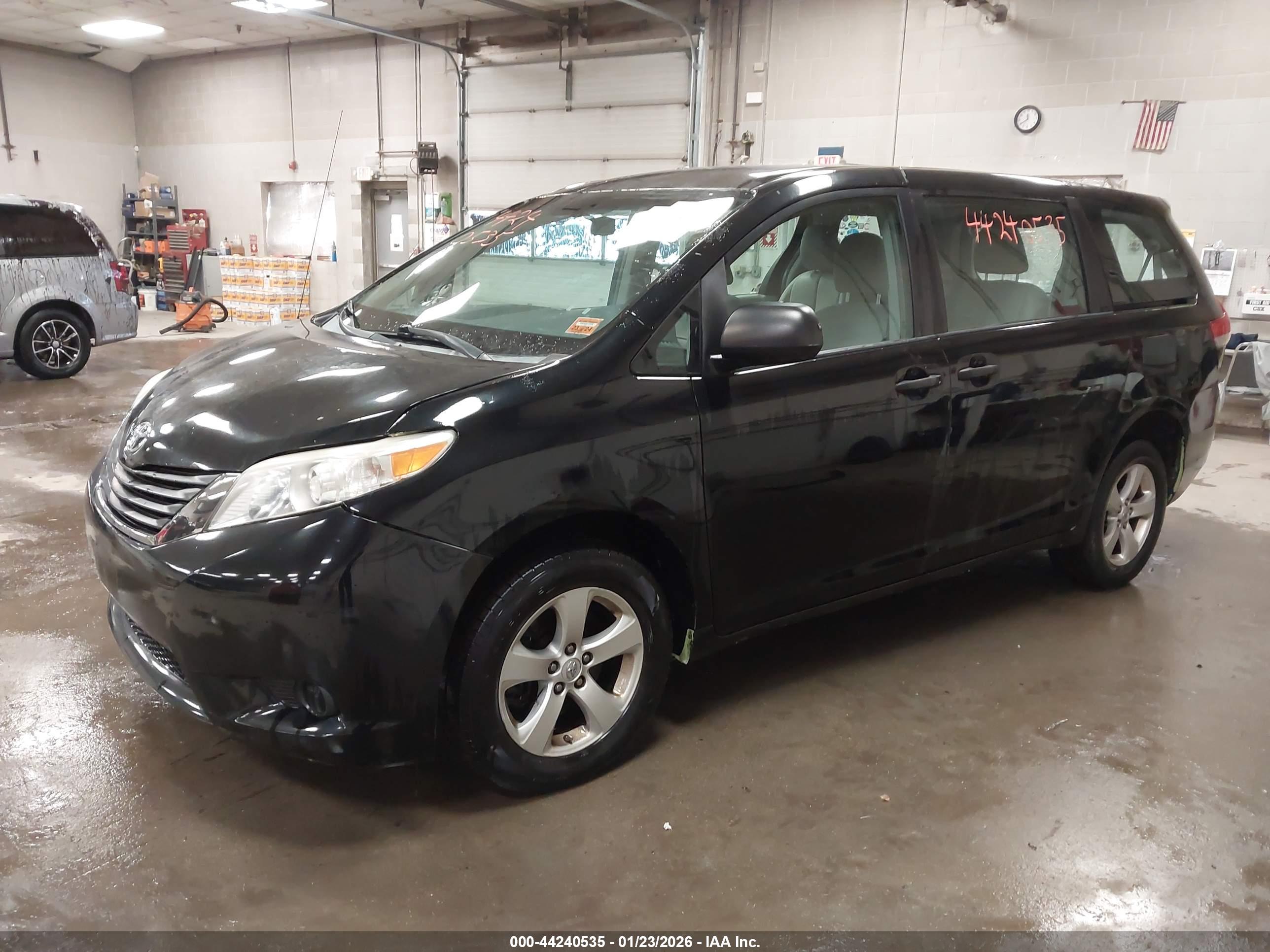 TOYOTA SIENNA image 2