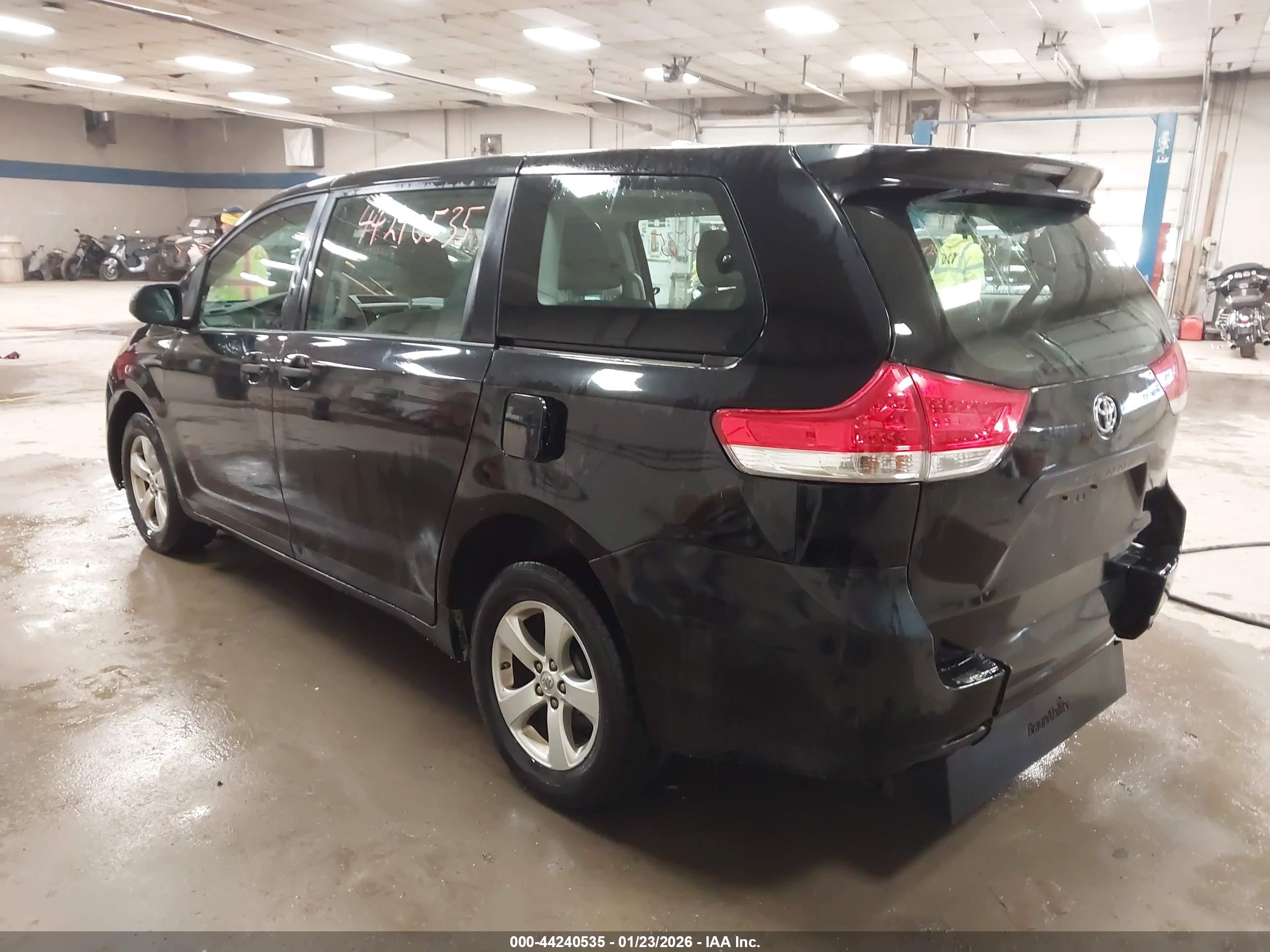 TOYOTA SIENNA image 3