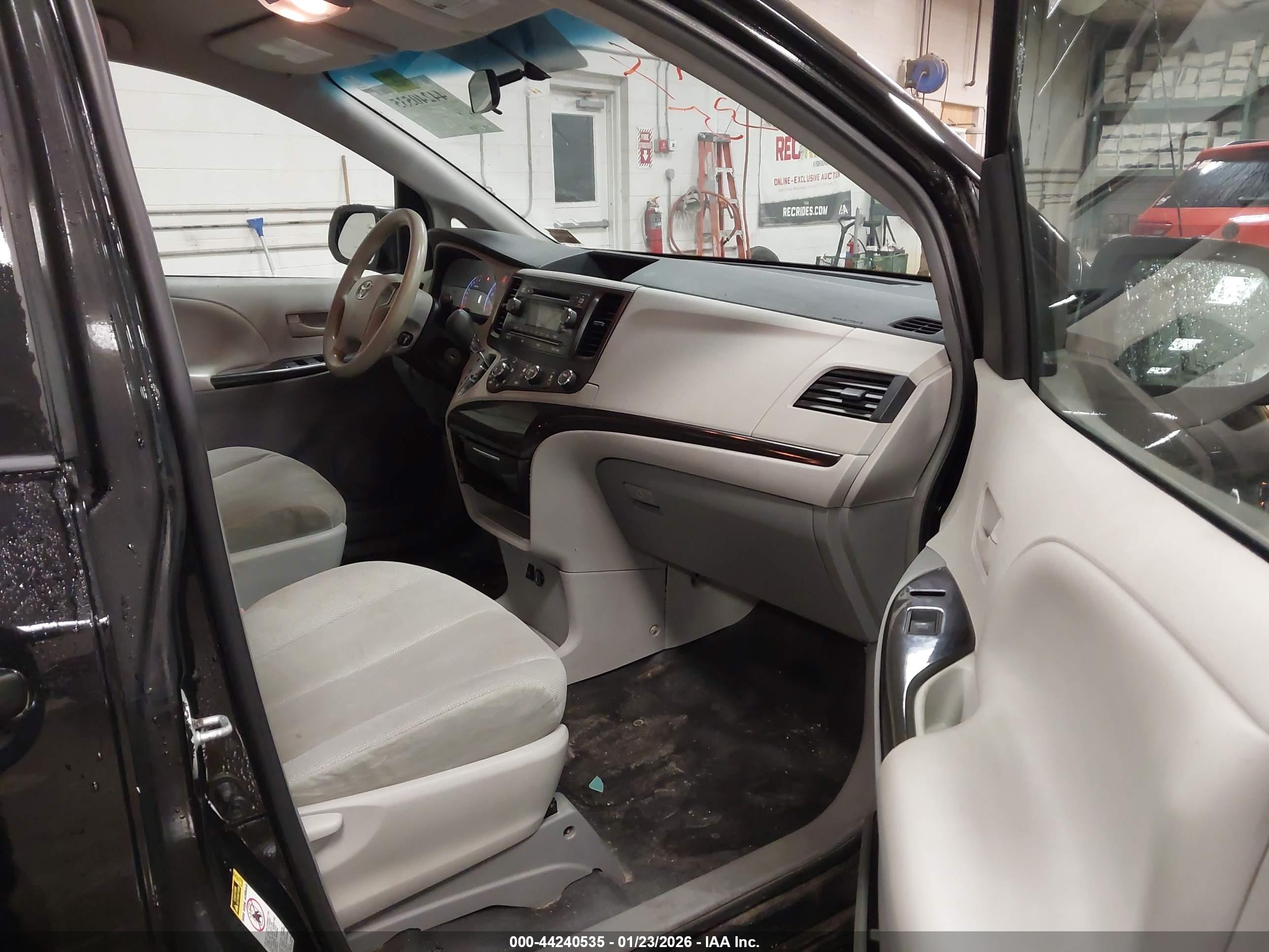 TOYOTA SIENNA image 5