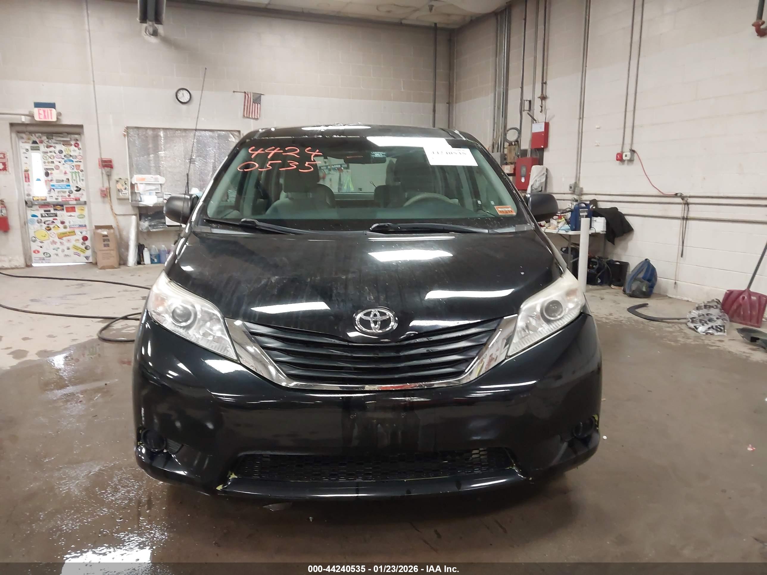 TOYOTA SIENNA image 6