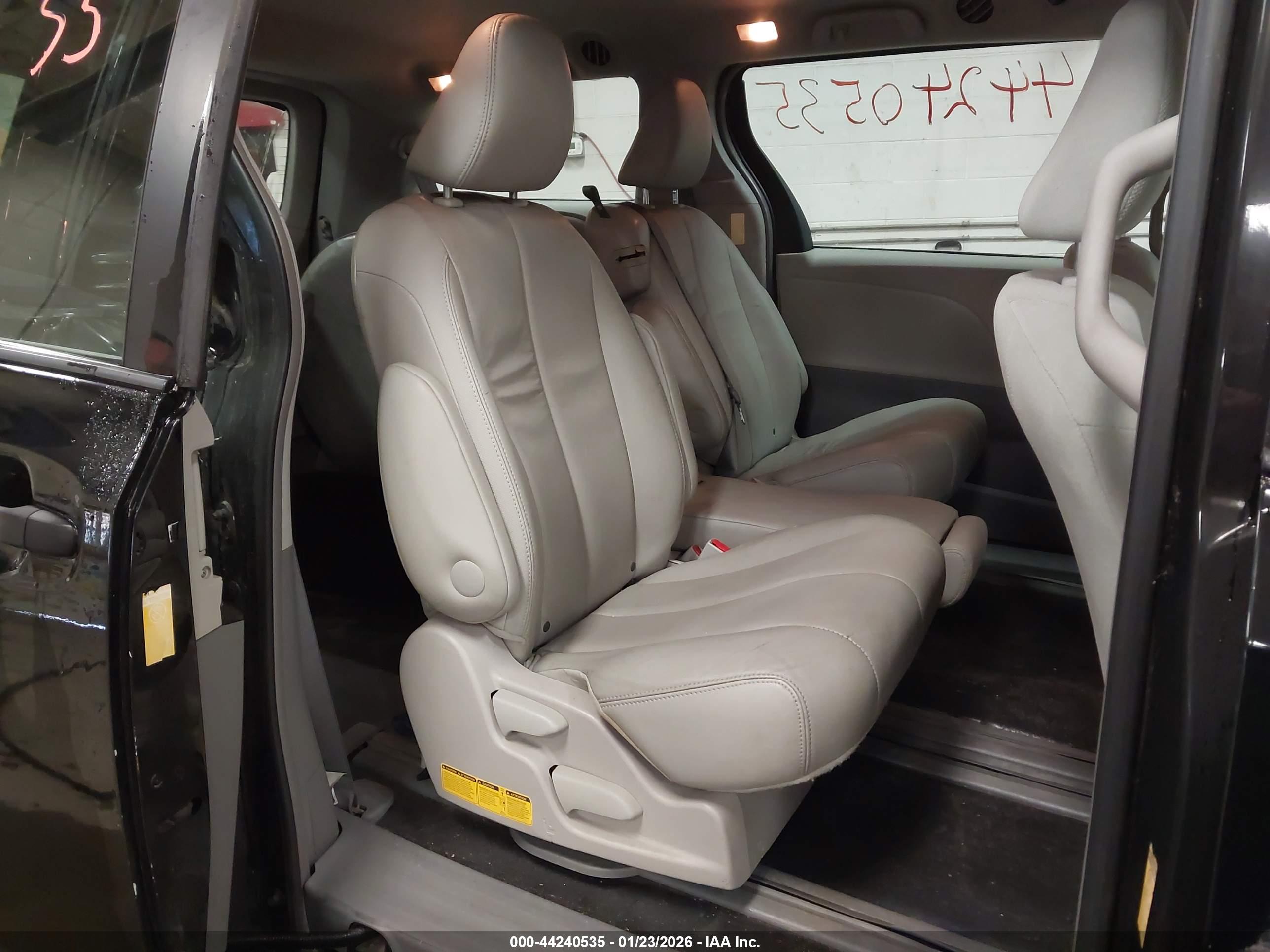 TOYOTA SIENNA image 8